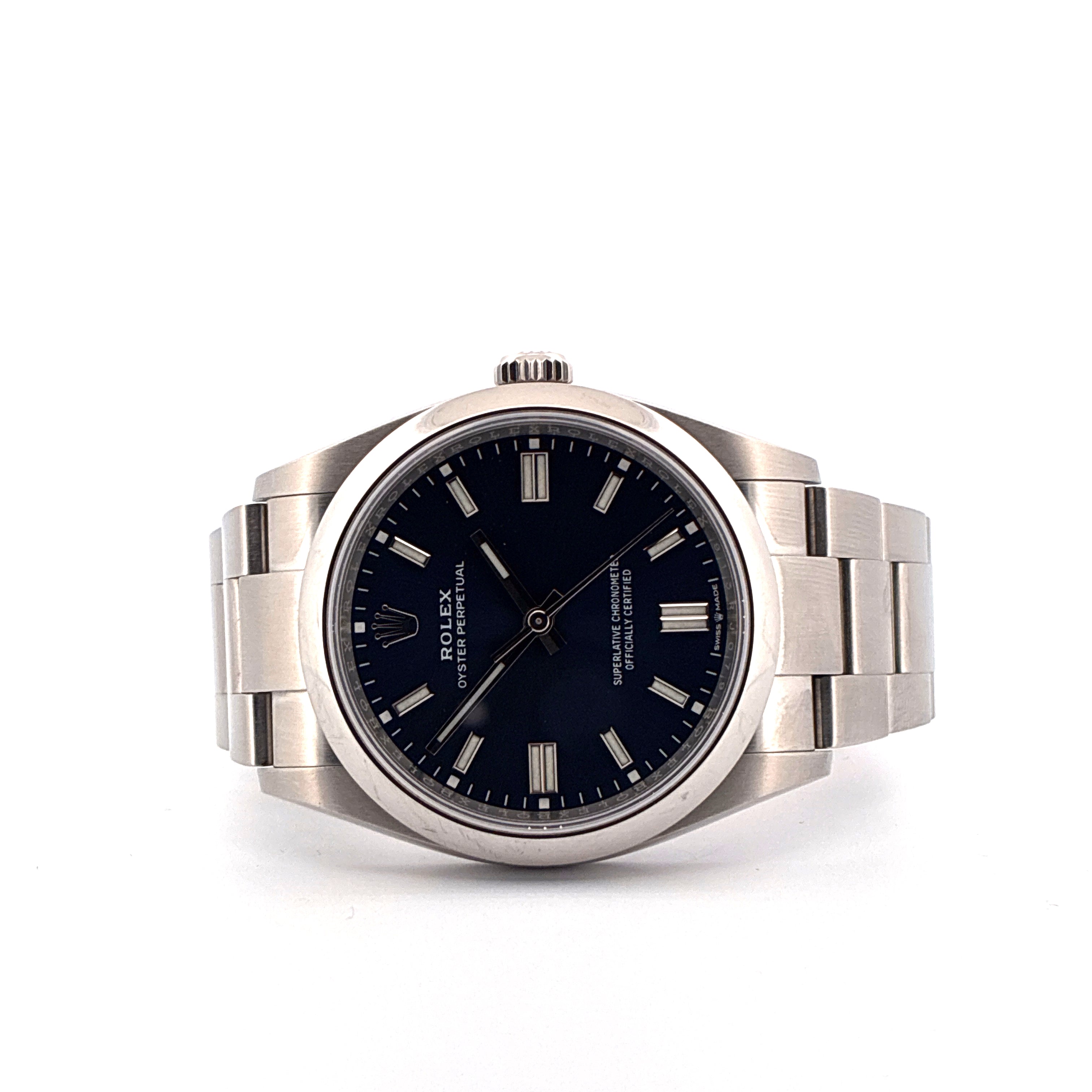Rolex Oyster Perpetual 36 mit blauem Zifferblatt und Stahlarmband vor weißem Hintergrund