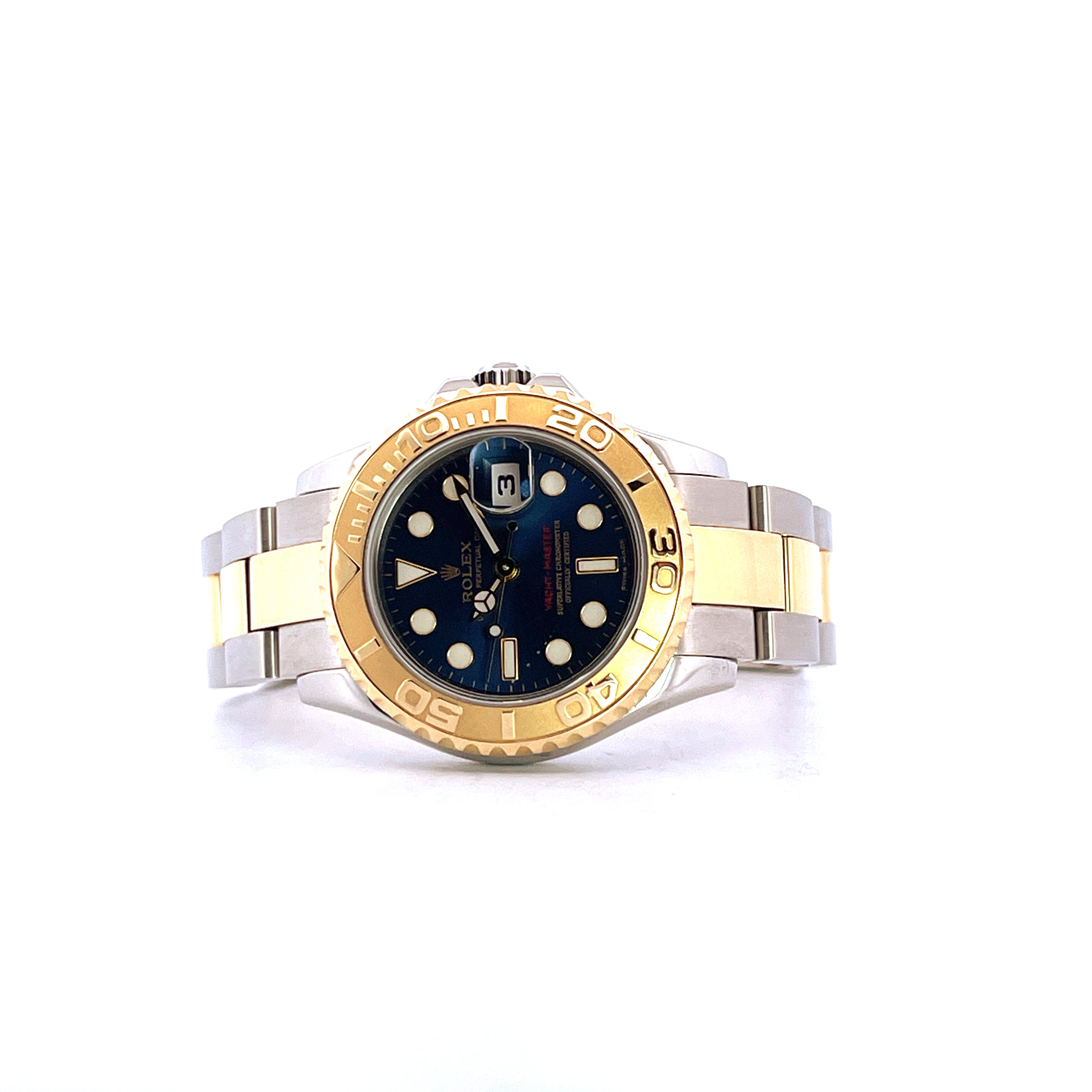 Rolex Yacht-Master Bicolor 29 mm mit blauem Zifferblatt und Goldlünette, auf weißem Hintergrund