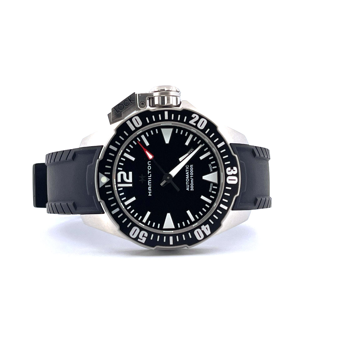 Hamilton Khaki Navy Frogman (2025), Vorderansicht mit Zifferblatt, Krone und Armband vor weißem Hintergrund