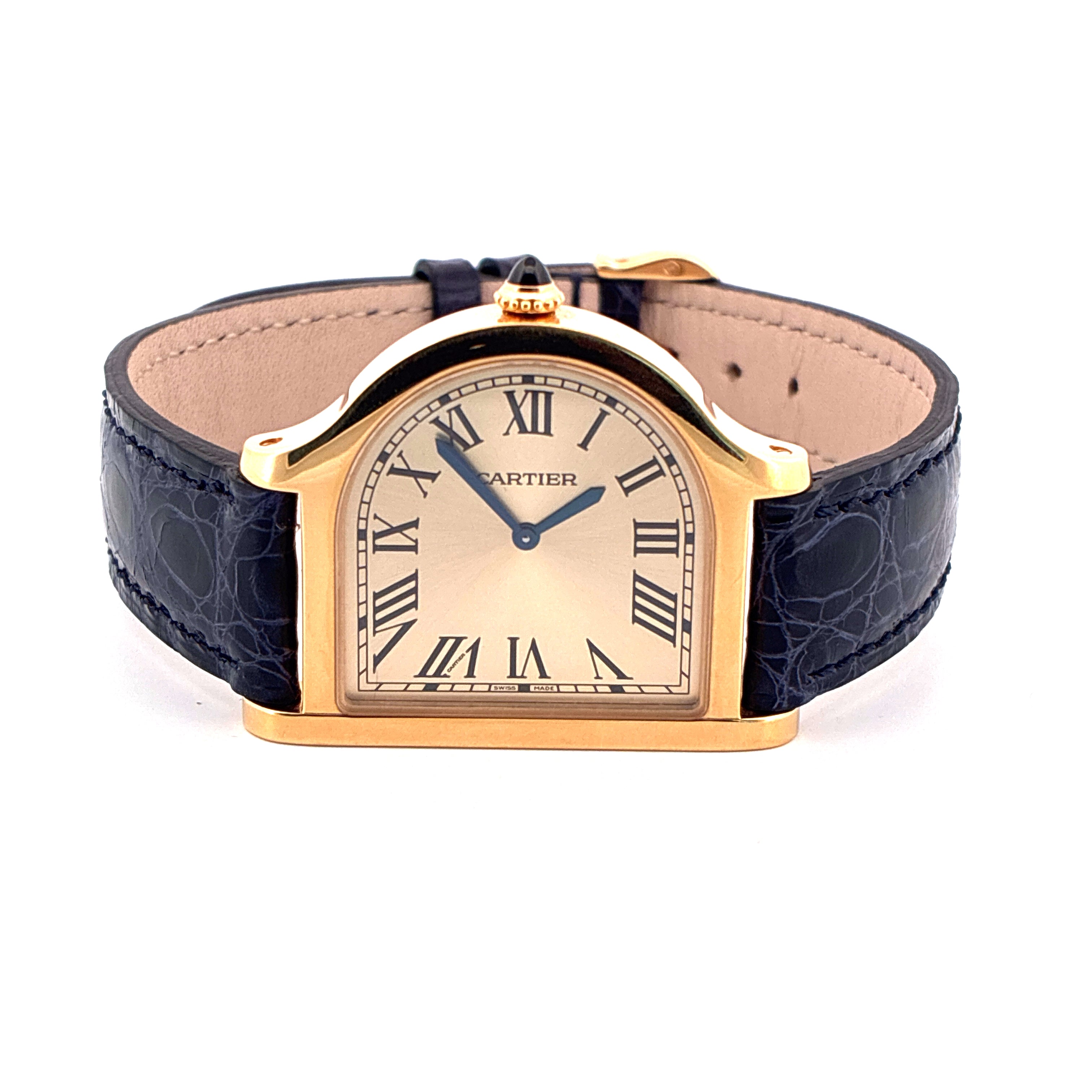 Cartier Cloche De Cartier Gelbgold Damenuhr mit schwarzem Lederarmband auf weißem Hintergrund