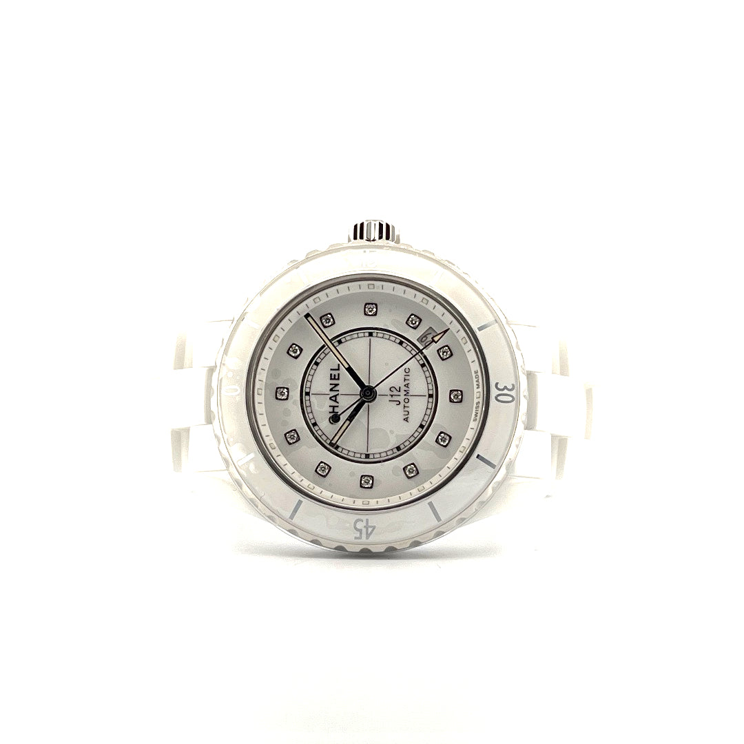 Chanel J12 38 mm Automatik Keramikuhr mit Indizes und Datumsanzeige auf weißem Hintergrund