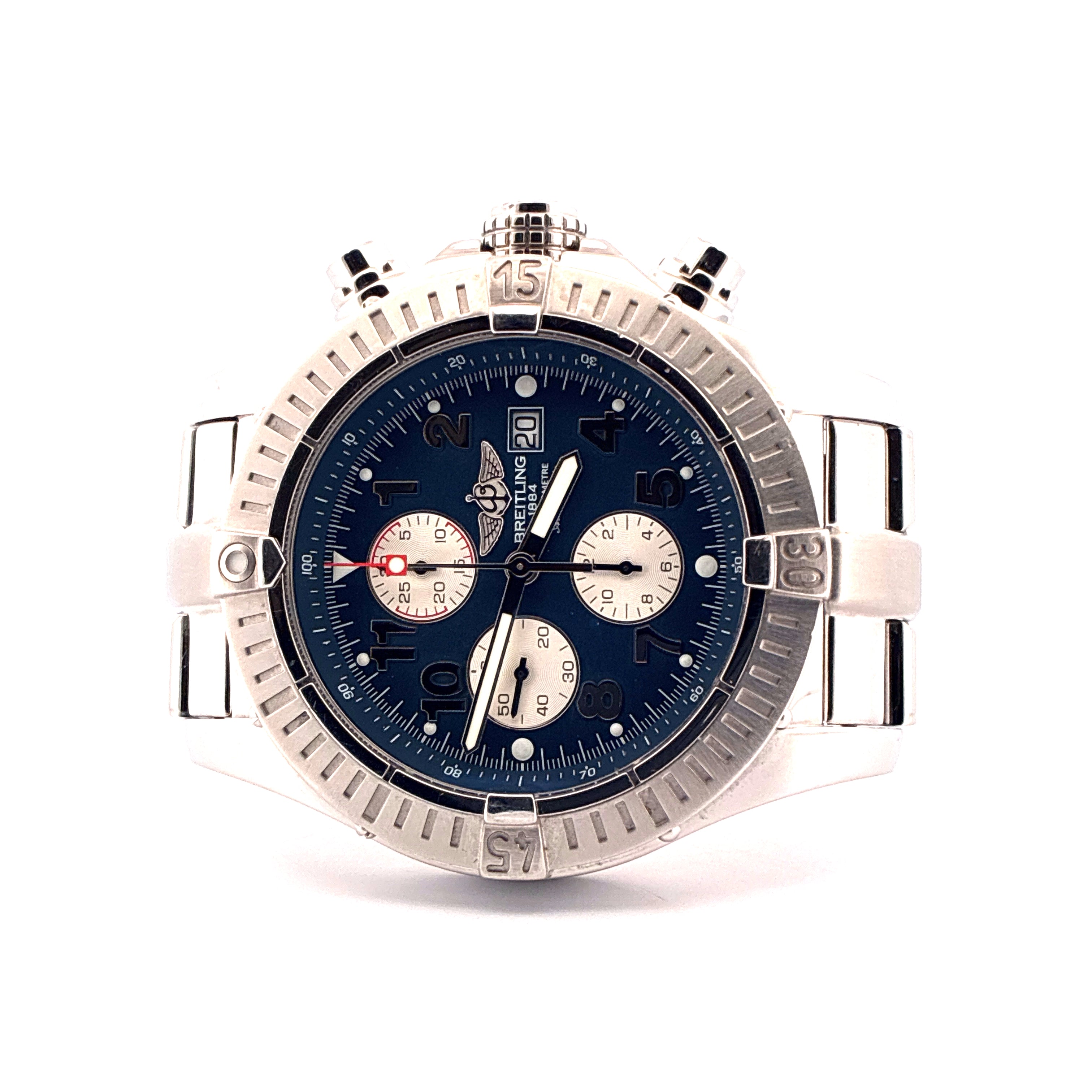 Breitling Super Avenger mit blauem Zifferblatt und Stahlarmband, Chronograph, Frontansicht