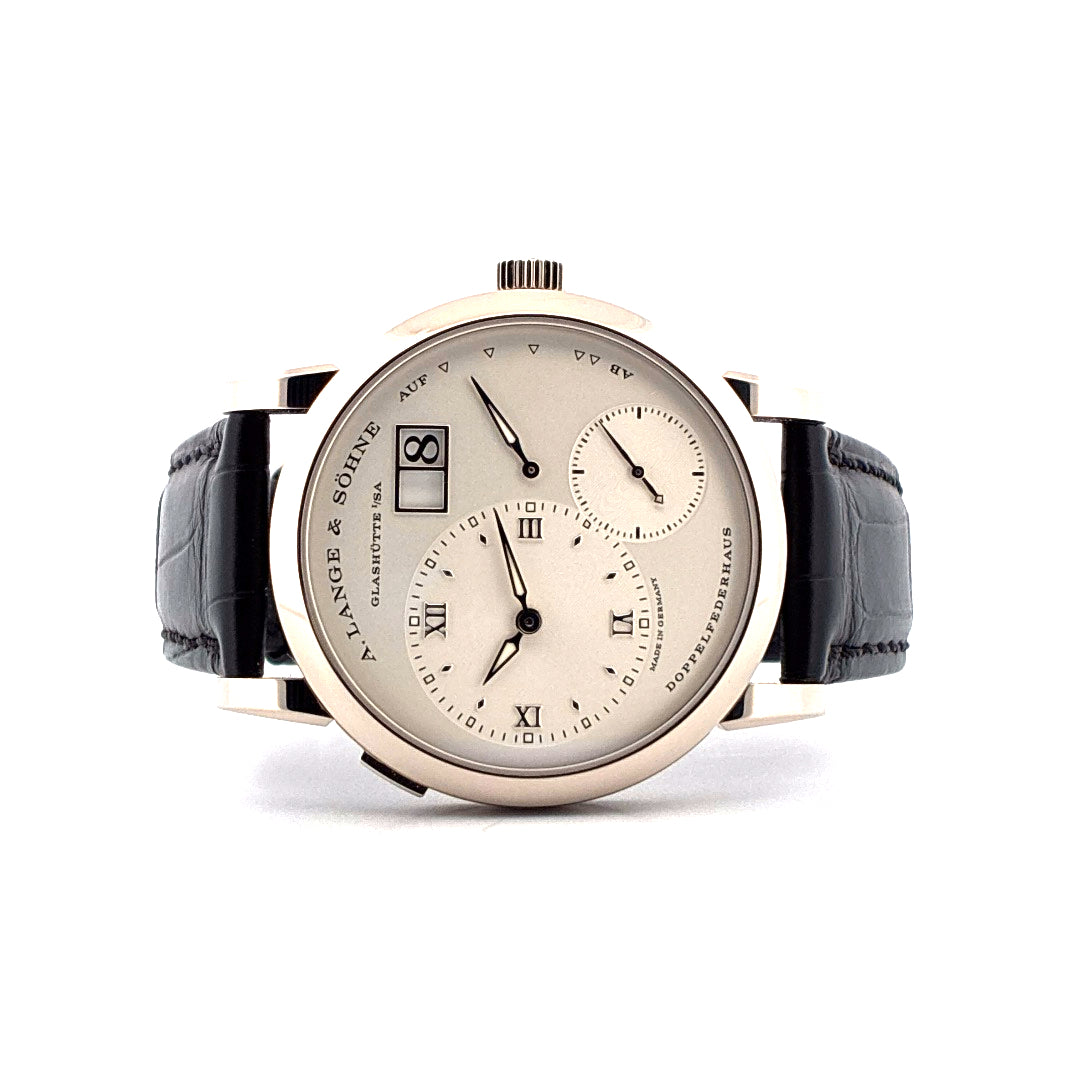 A. Lange & Söhne Lange 1 Weißgold Armbanduhr mit schwarzem Lederarmband auf weißem Hintergrund