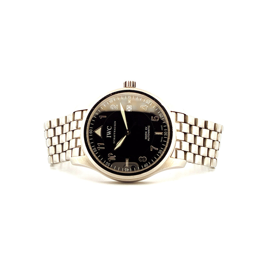 IWC Spitfire Mark XV Herrenuhr mit schwarzem Zifferblatt und Stahlarmband Frontansicht