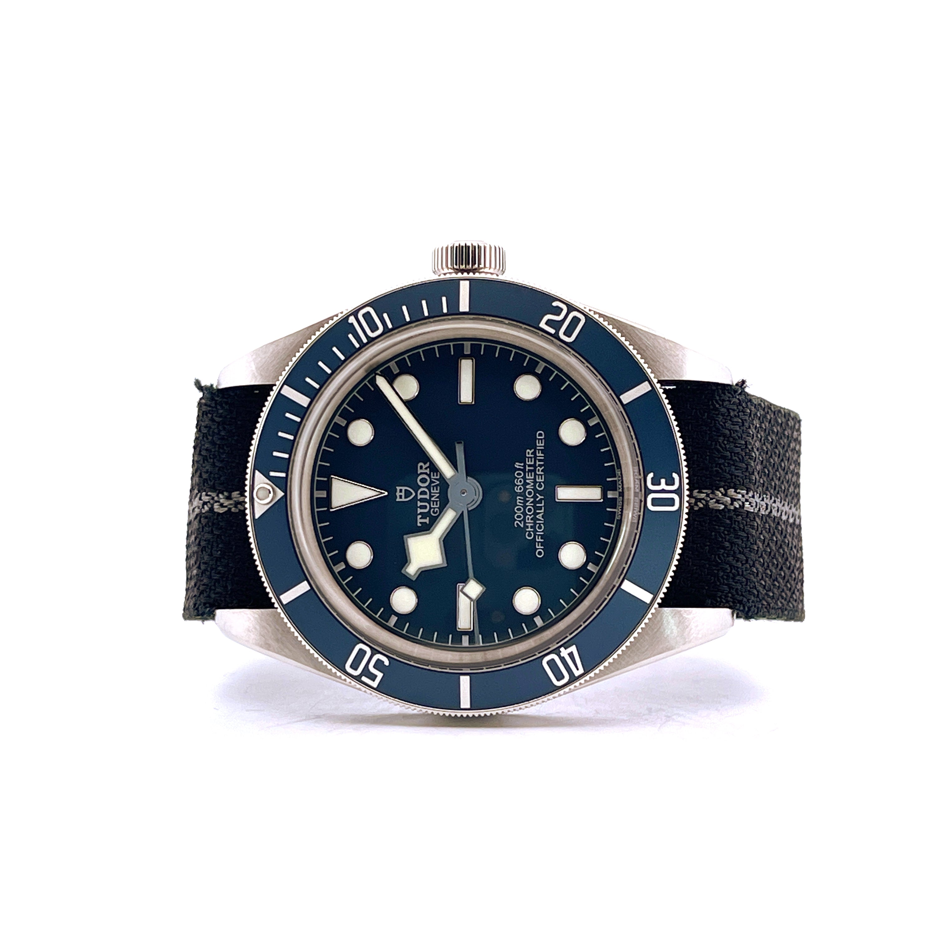 Tudor Black Bay Fifty-Eight Navy Blue mit blauem Zifferblatt und schwarzem Textilband Frontansicht auf weißem Hintergrund