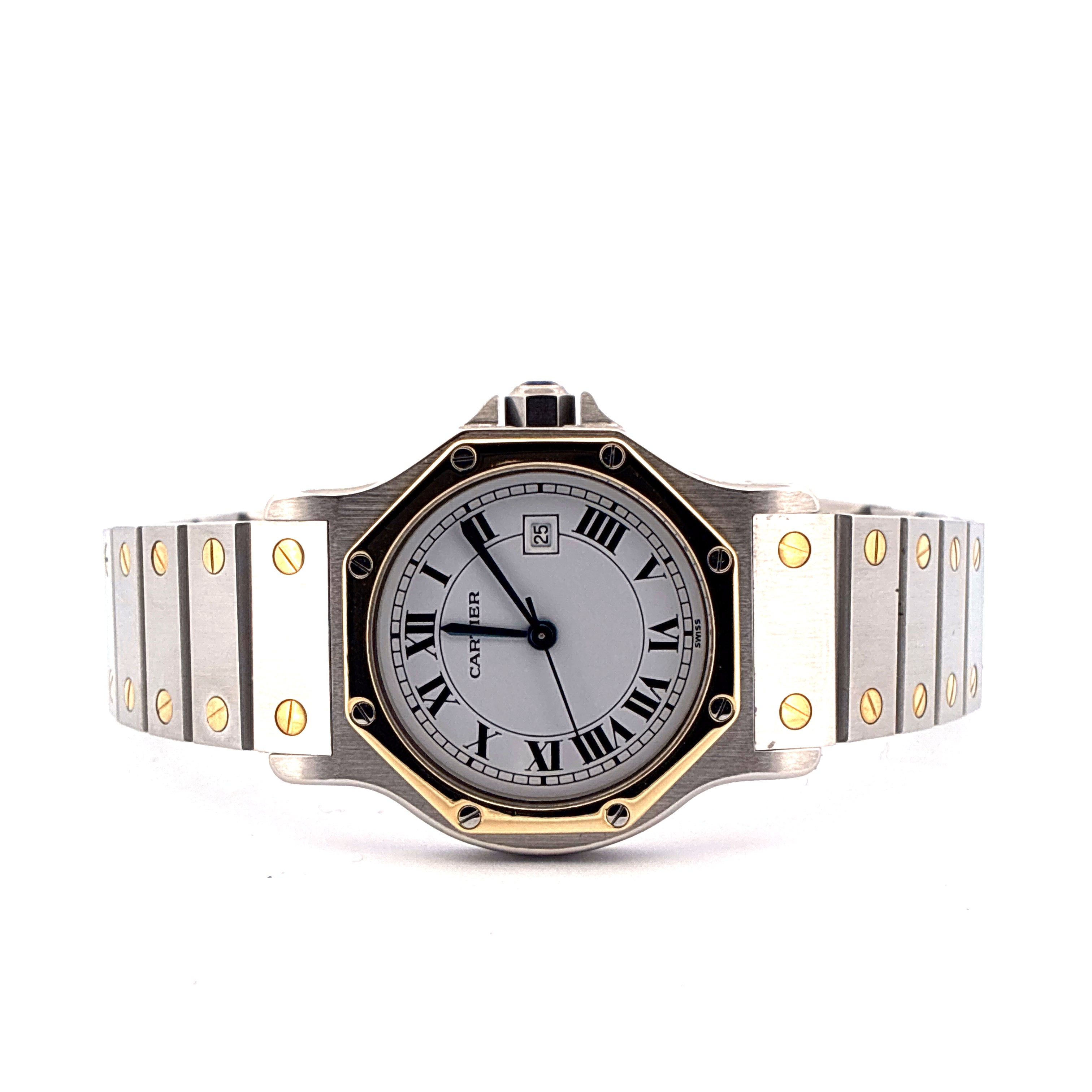 Cartier Santos Octagon Bicolor Automatik-Damenuhr mit weißem Zifferblatt und römischen Ziffern, im Vordergrund vor weißem…