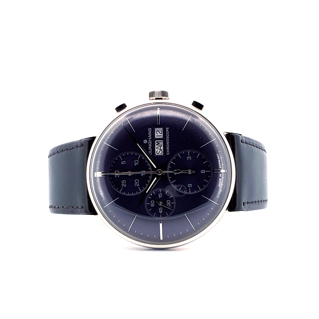 Junghans Meister Chronoscope mit silbernem Gehäuse und blauem Zifferblatt, Frontalansicht auf weißem Hintergrund