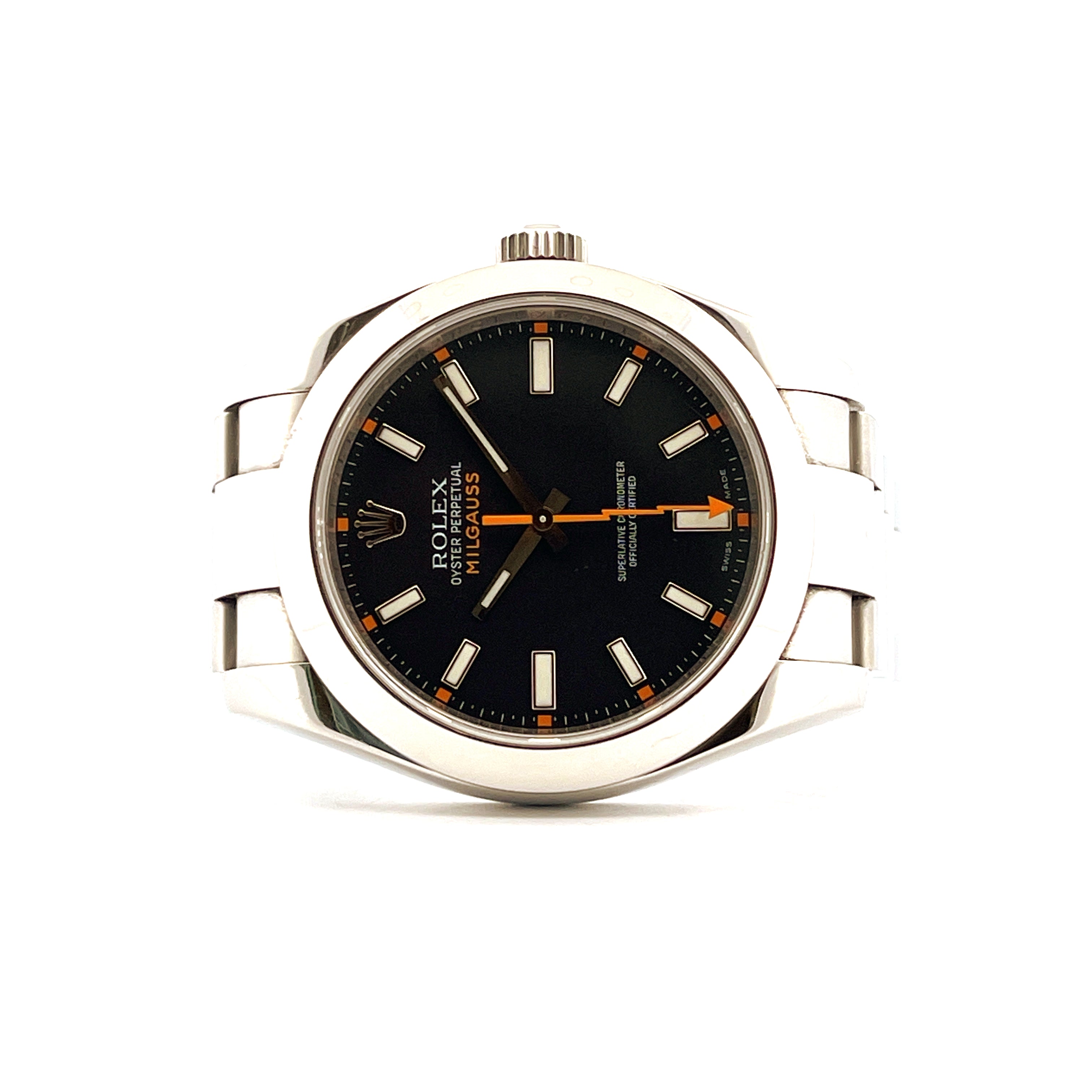 Rolex Milgauss 116400 im Frontalansicht mit schwarzem Zifferblatt auf weißem Hintergrund