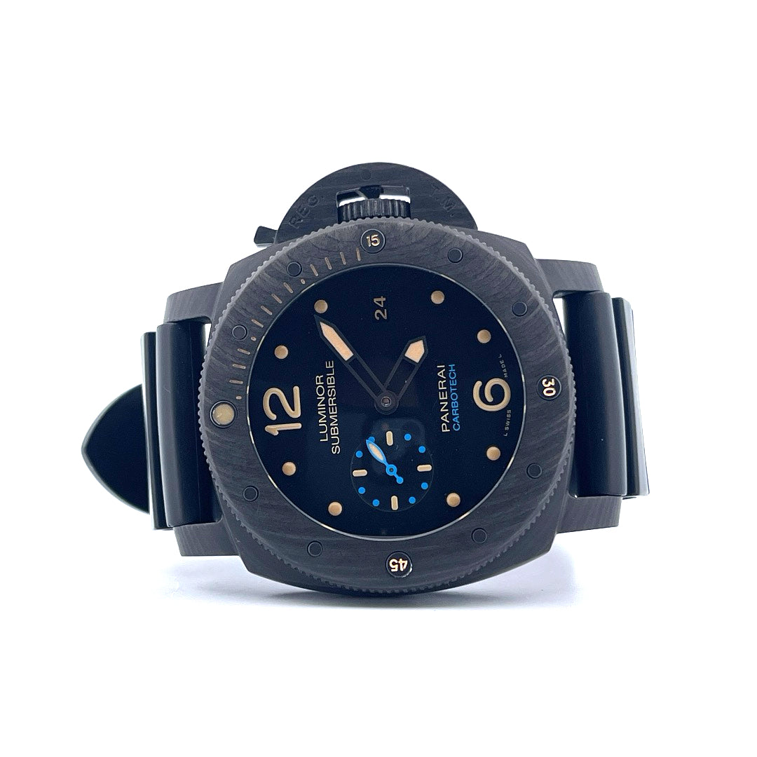 Dunkle Panerai Luminor Submersible 3 Days Automatic in Frontansicht mit schwarzem Zifferblatt und Armband vor weißem Hintergrund