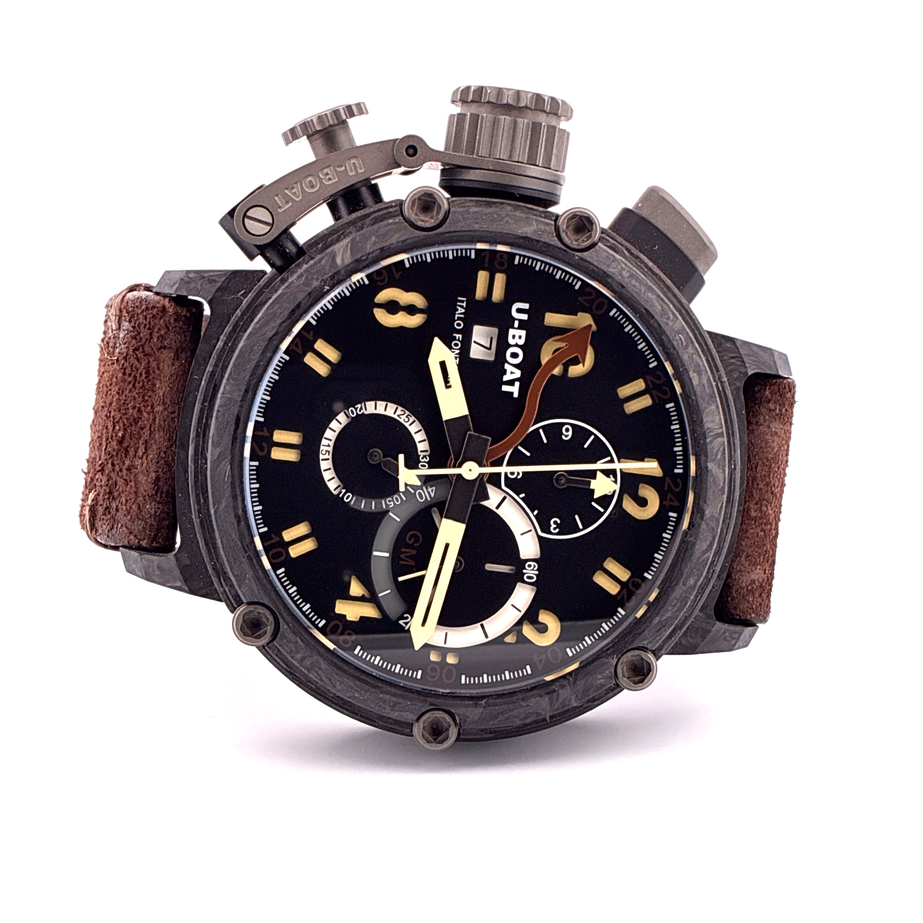 U-BOAT Chimera 48 mm Carbon-Gehäuse mit braunem Lederarmband und Automatikwerk im Vordergrund