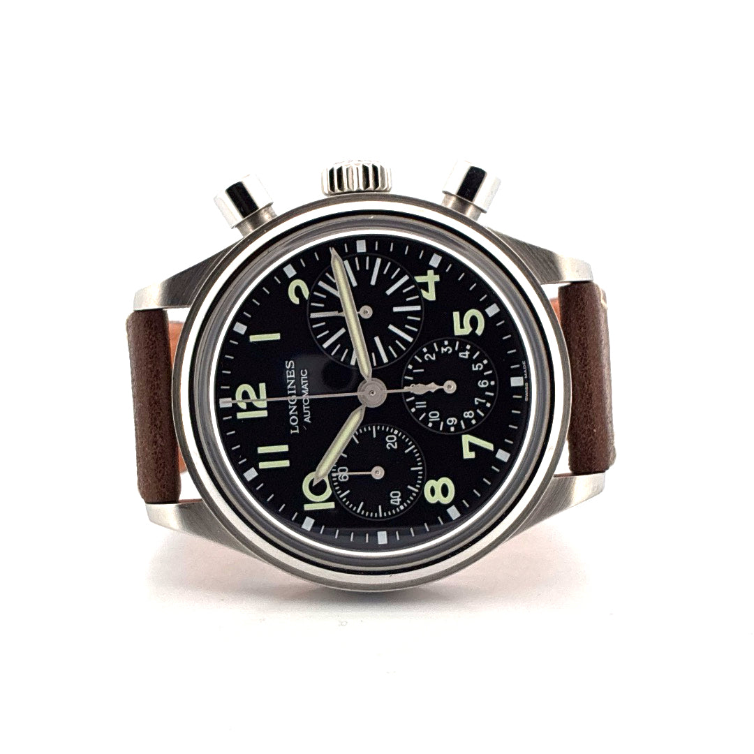 Longines Avigation Bigeye 40 mm Edelstahl Automatik mit braunem Lederarmband auf weißem Hintergrund
