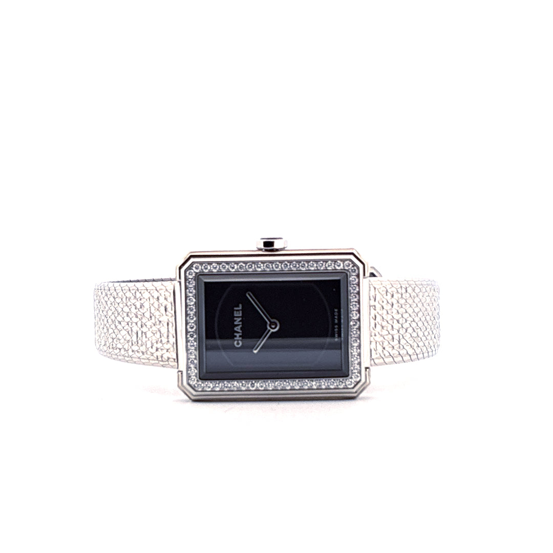 Chanel Boyfriend Quarz-Uhr Edelstahl mit Diamanten und schwarzem Zifferblatt auf weißem Hintergrund