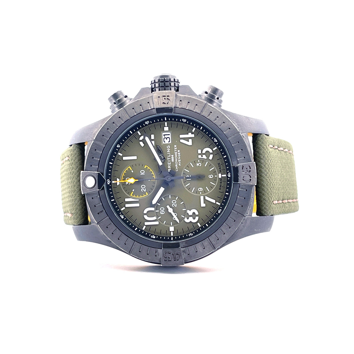 Breitling Avenger Chronograph 45 Night Mission / Box and Paper / 2022, Vorderansicht mit Zifferblatt, Krone und Drückern vor weißem Hintergrund