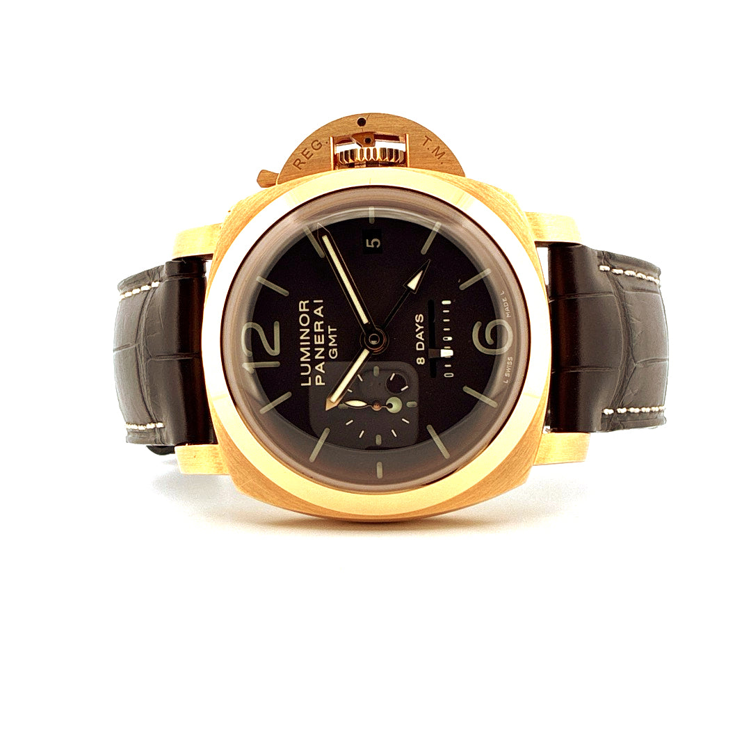 Frontansicht einer Panerai Luminor 1950 8 Days GMT Pam 289 Roségolduhr mit braunem Lederarmband