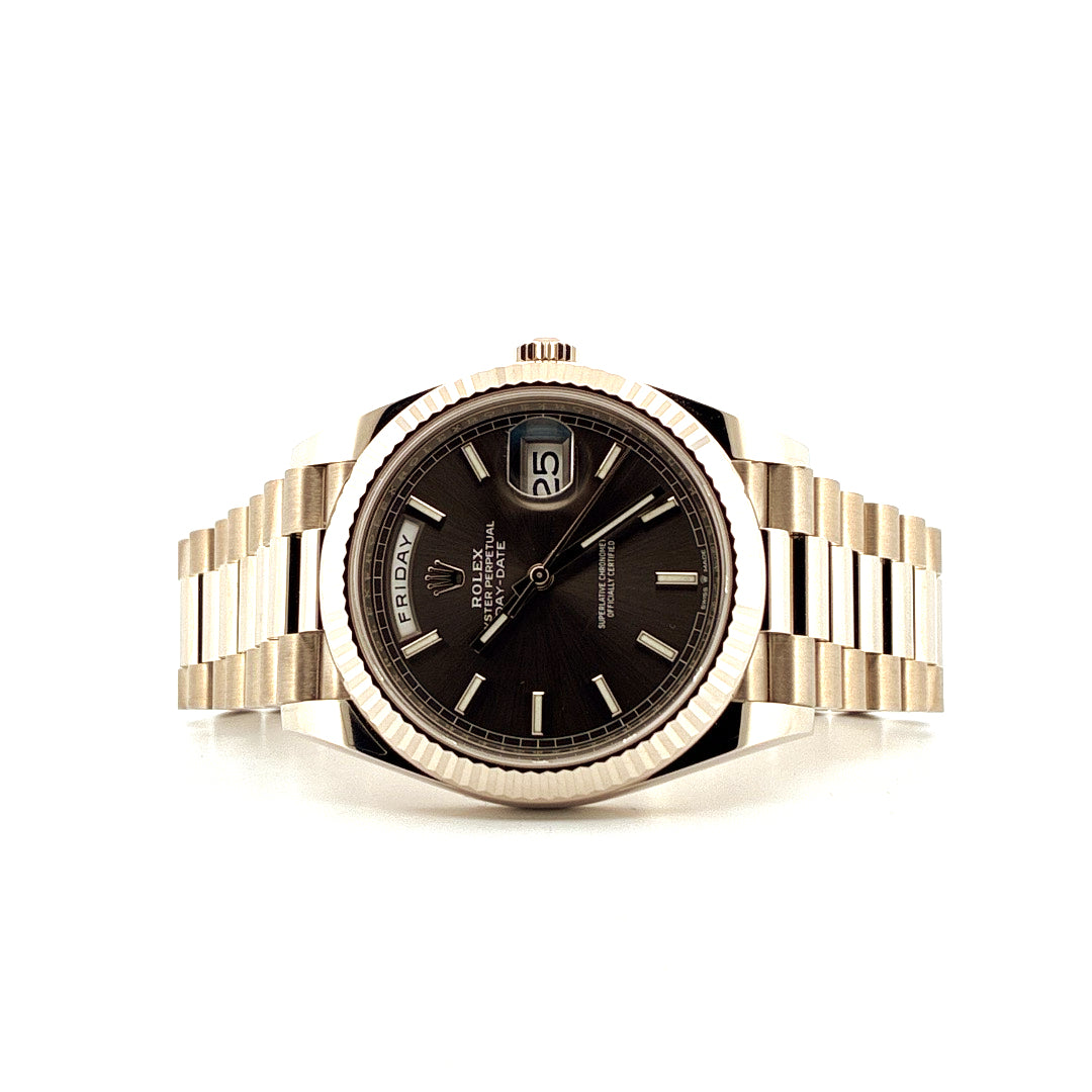 Rolex Day-Date 40 Grey mit grauem Zifferblatt, Weißgoldgehäuse und Faltschließe auf weißem Hintergrund