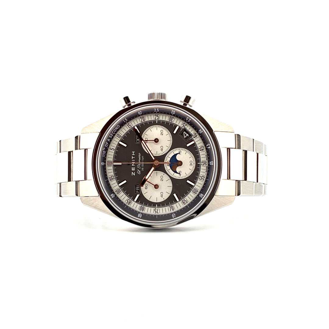 Zenith Chronomaster Original Triple Calendar 38mm Edelstahl Uhr Frontalansicht mit silbernem Armband und grauem Zifferblatt