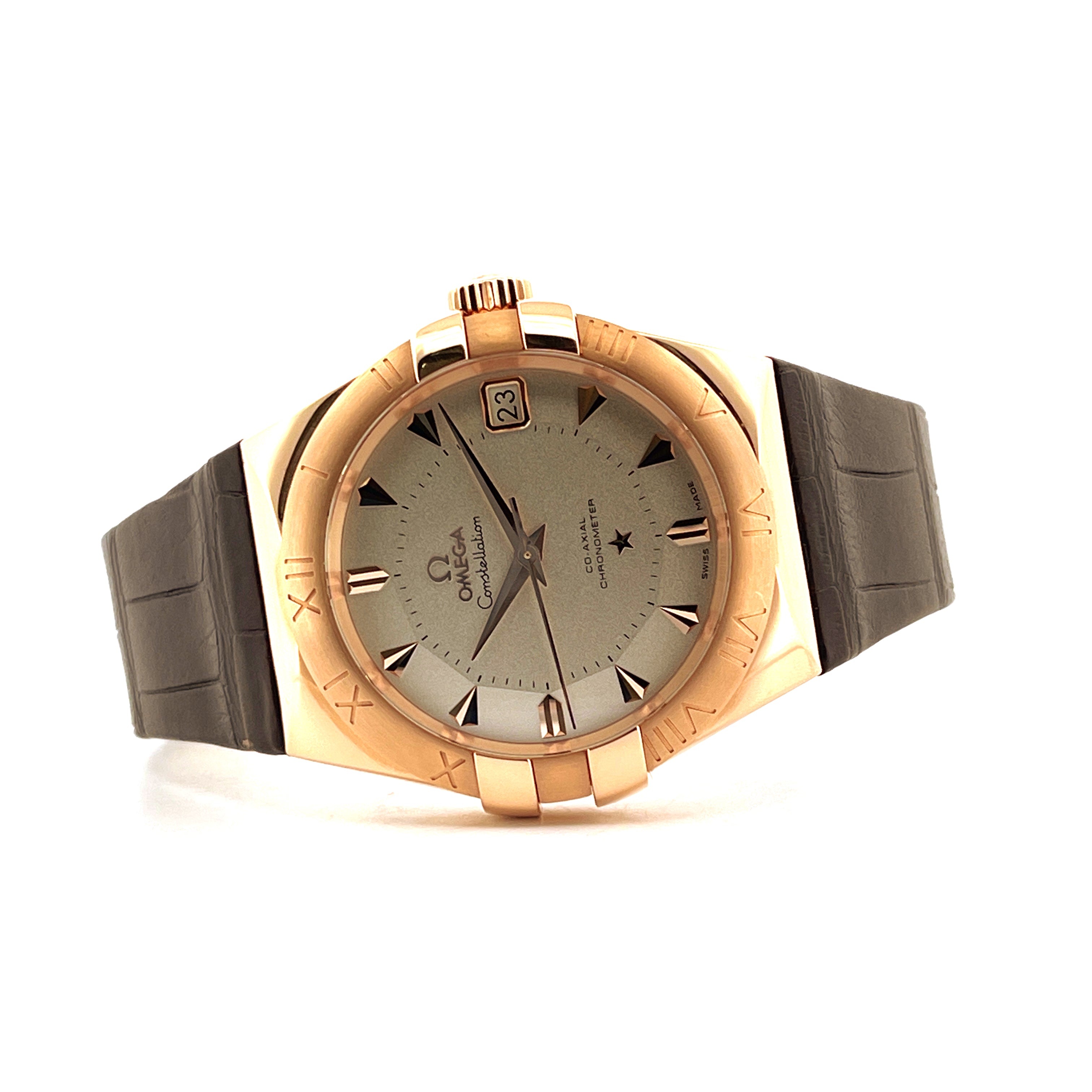 Omega Constellation aus Roségold mit grauem Zifferblatt und braunem Lederarmband im schrägen Blickwinkel
