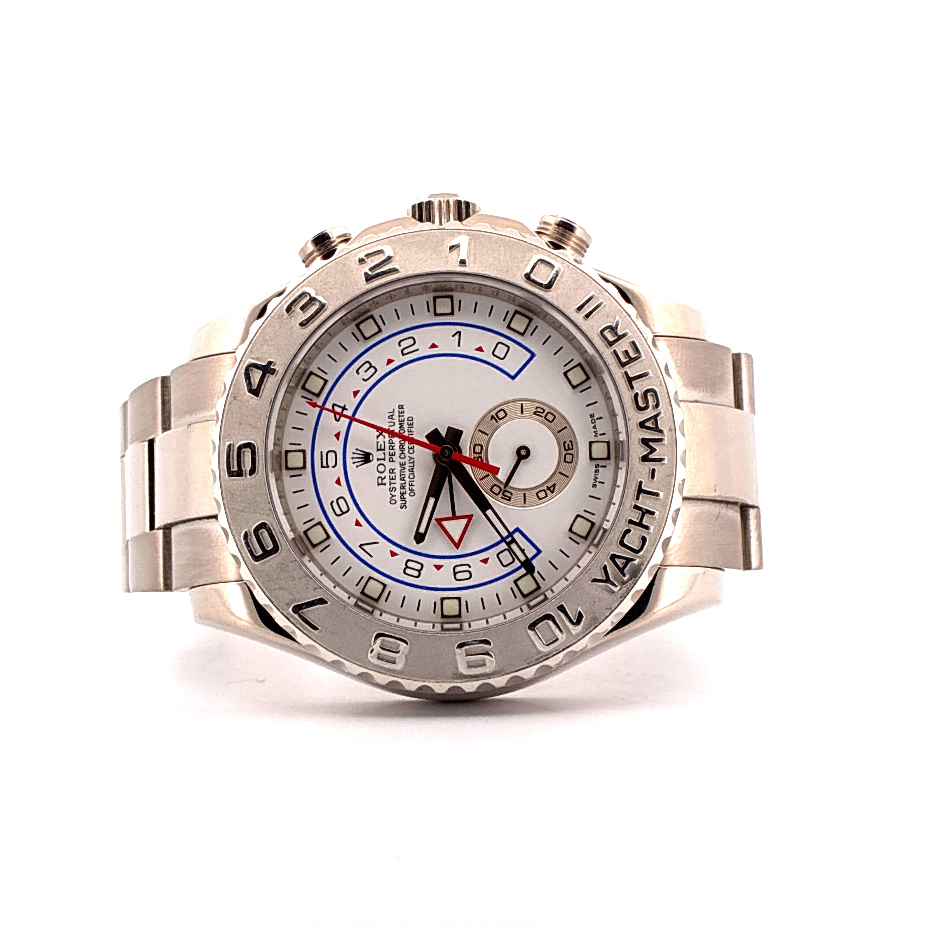 Rolex Yacht-Master II aus Weißgold im Frontalblick auf weißem Hintergrund mit weißem Zifferblatt und roten Akzenten