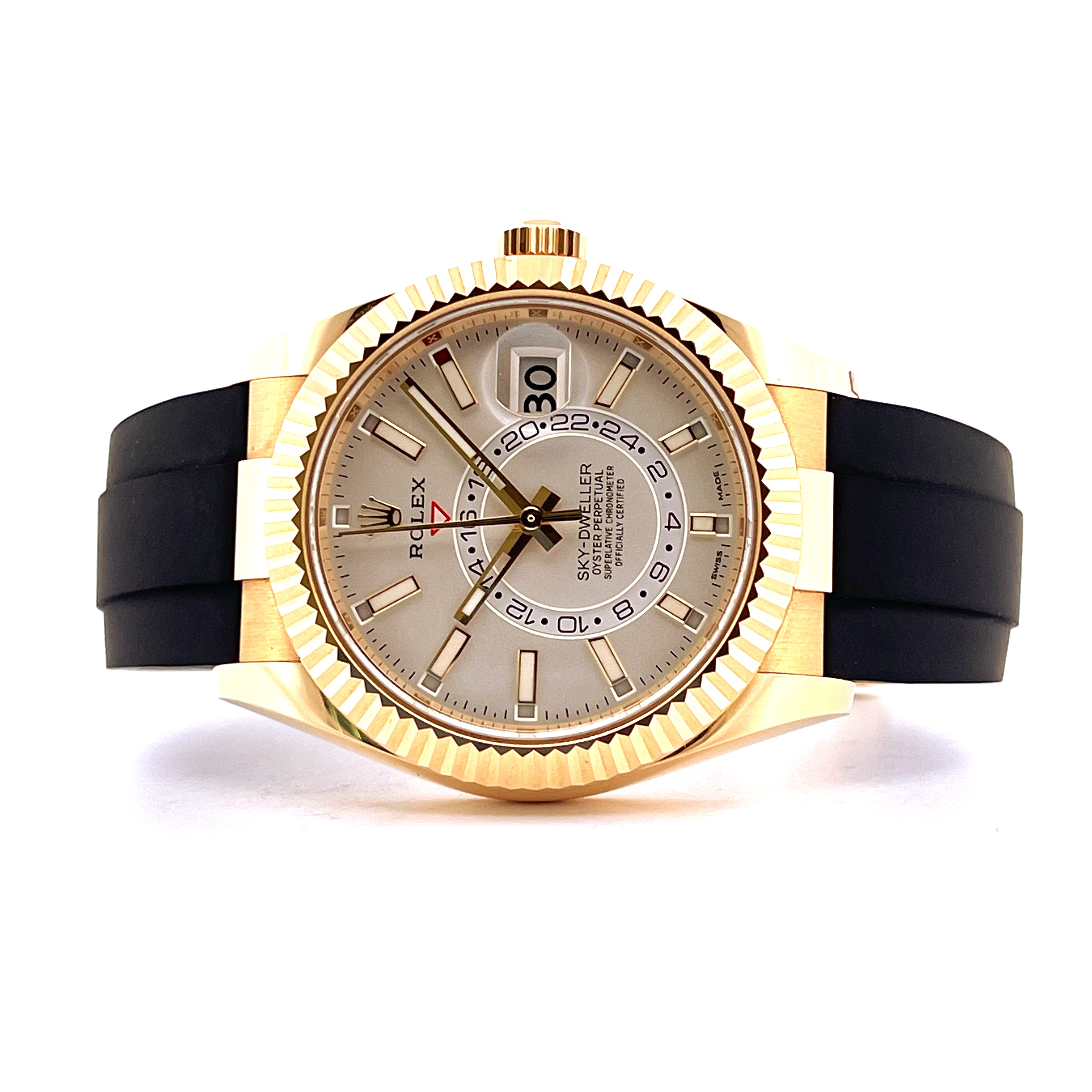 Rolex Sky-Dweller 42mm Gelbgold mit schwarzem Kautschukband im Detail