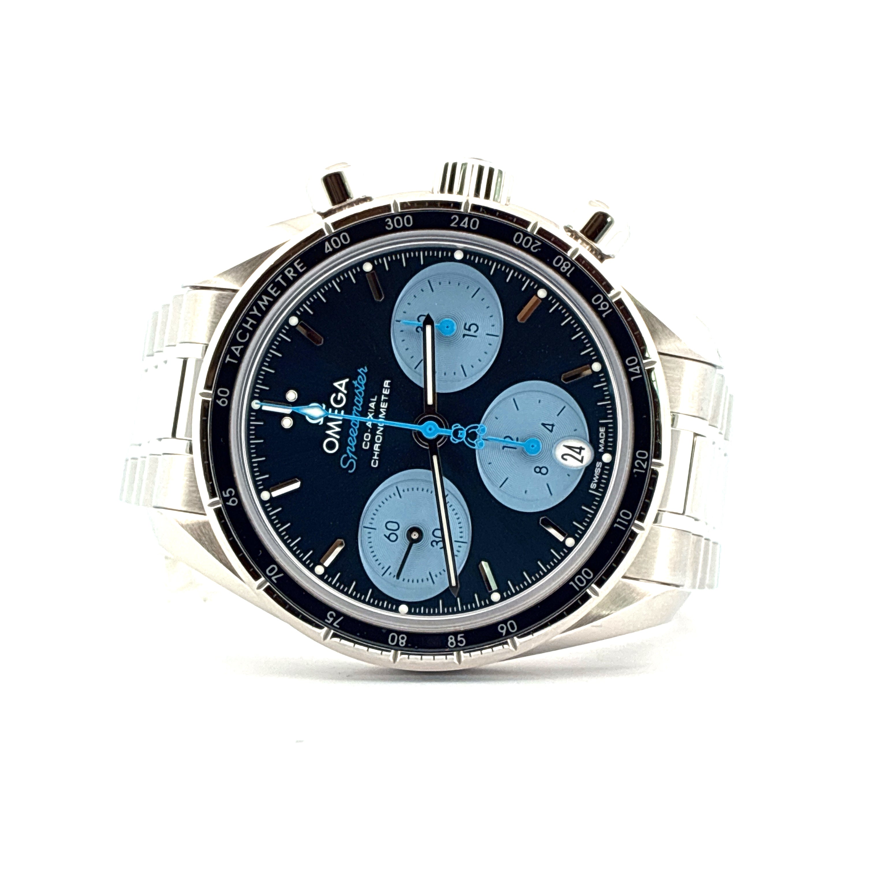 Omega Speedmaster Chronograph Co-axial mit blauem Zifferblatt, Edelstahlgehäuse und Armband, frontale Ansicht auf weissem Hintergrund