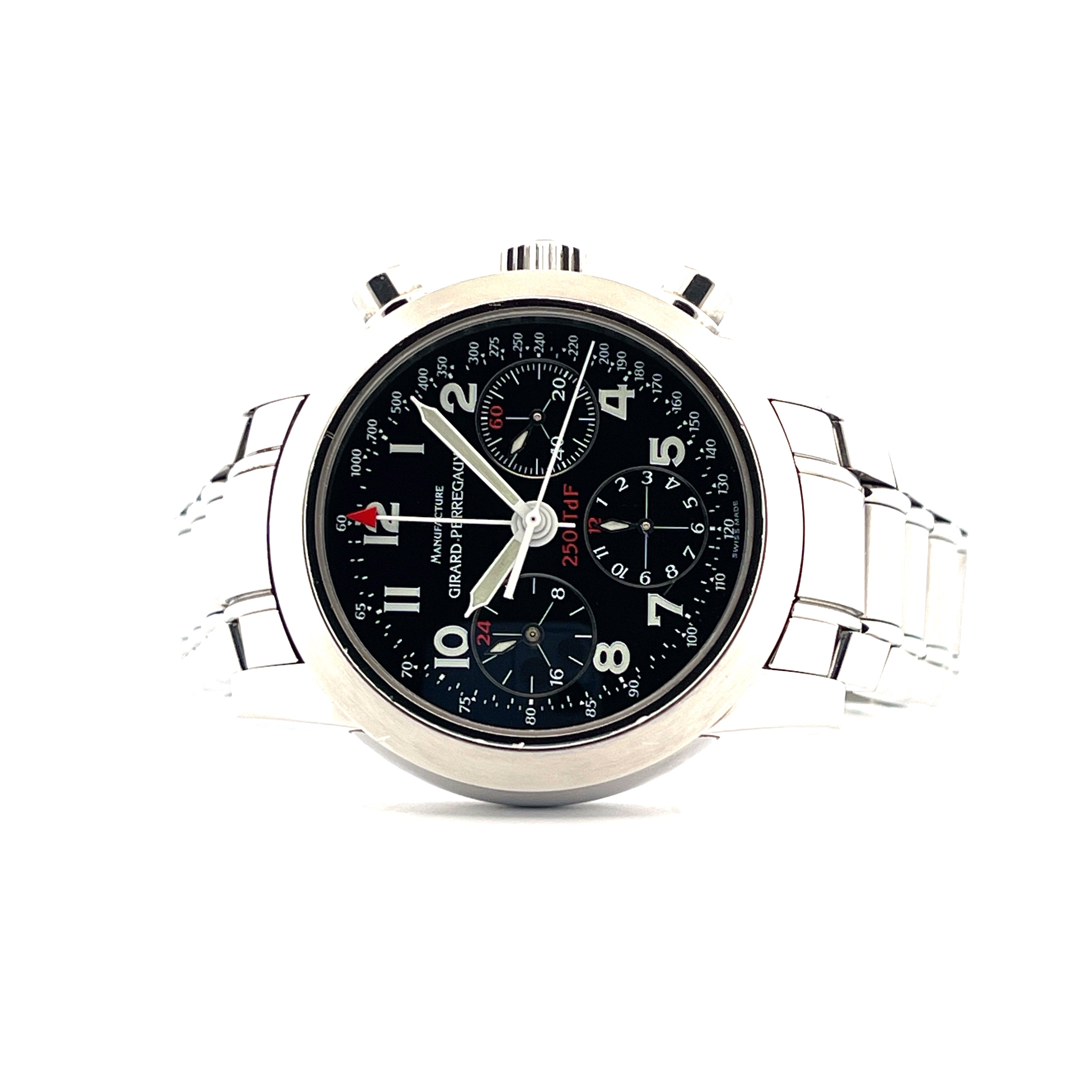 Girard Perregaux Ferrari 250 Edelstahl Chronograph Automatik mit schwarzem Zifferblatt und Edelstahlarmband auf weißem Hin…