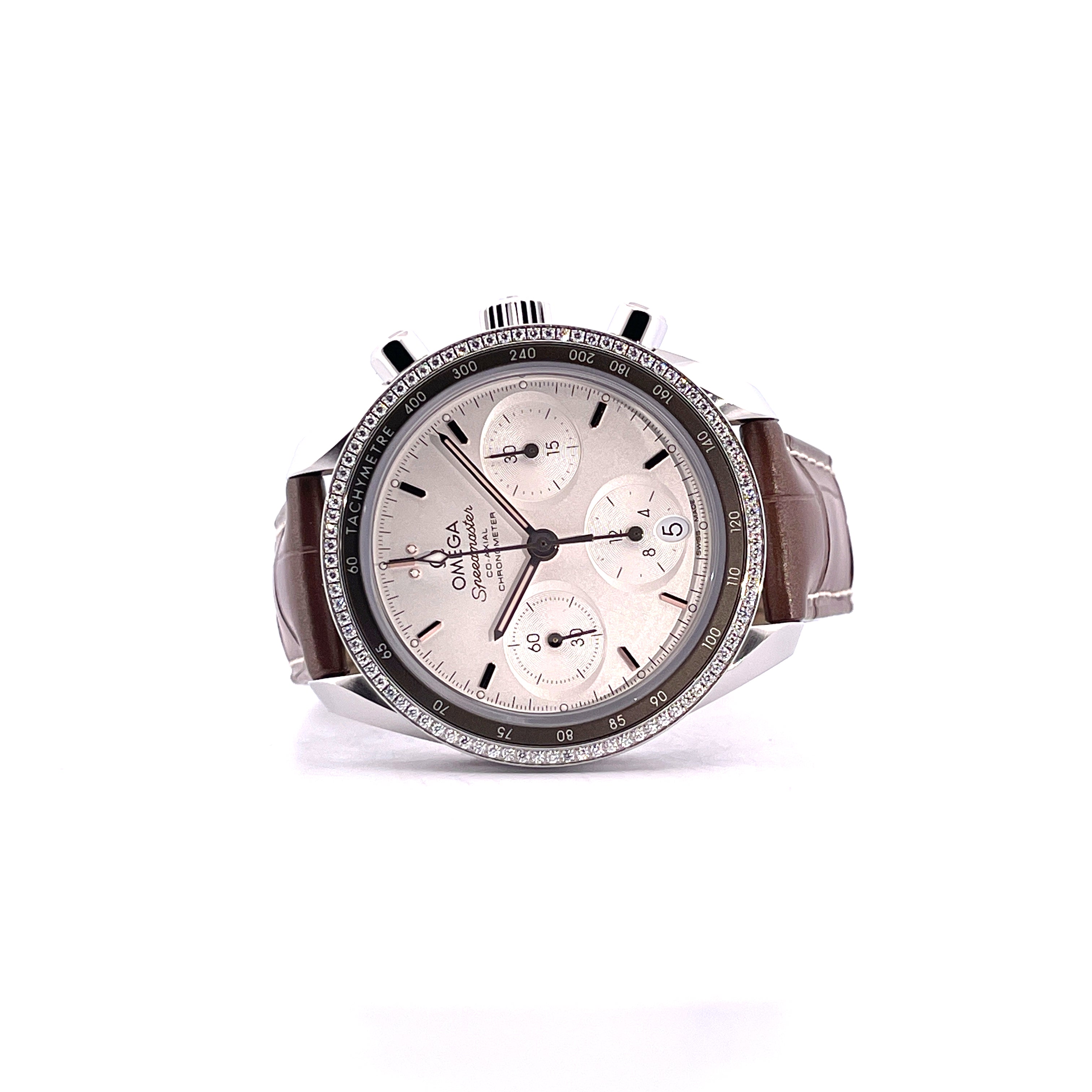 Omega Speedmaster Lady 38 Co-axial Chronograph Diamonds mit silbernem Zifferblatt und braunem Lederarmband