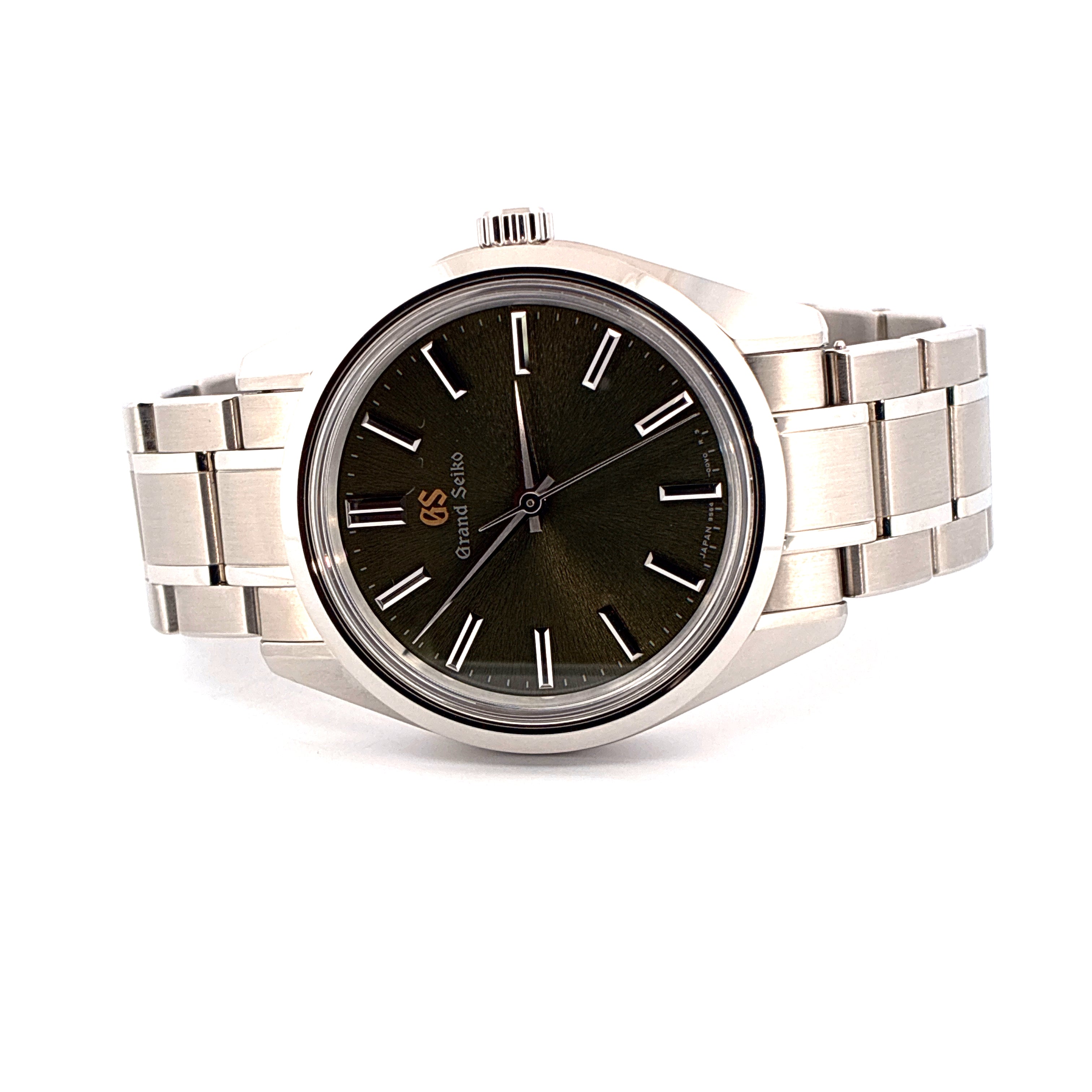 Grand Seiko Limited Edition Automatikuhr mit silbernem Edelstahlarmband und dunklem Zifferblatt auf weissem Hintergrund