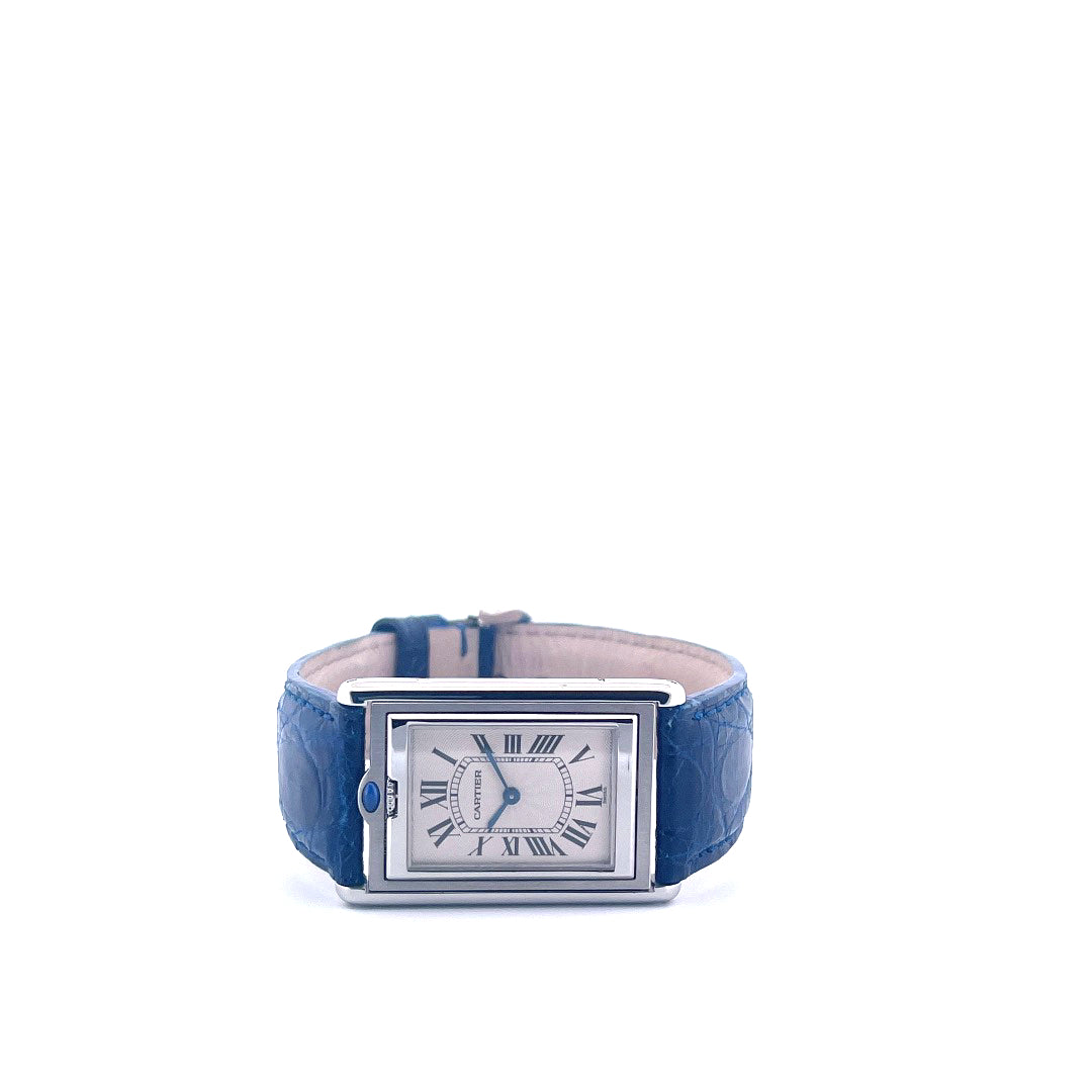 Cartier Tank Basculante Damenuhr aus Stahl mit blauem Lederarmband auf weißem Hintergrund