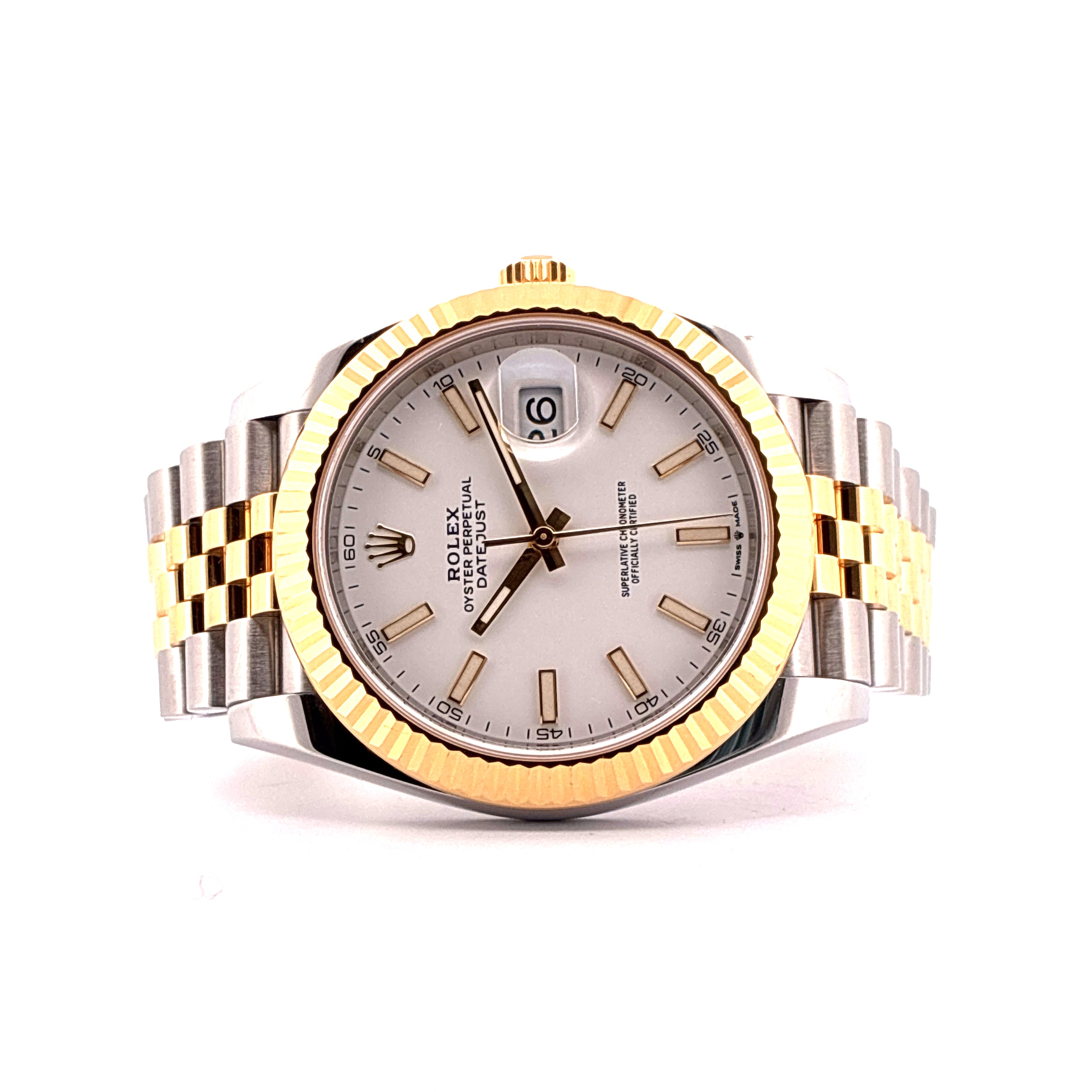 Rolex Datejust 41 Bicolor Uhr in Frontansicht auf weissem Hintergrund mit sichtbarem Datum und zweiteiligem Gliederarmband