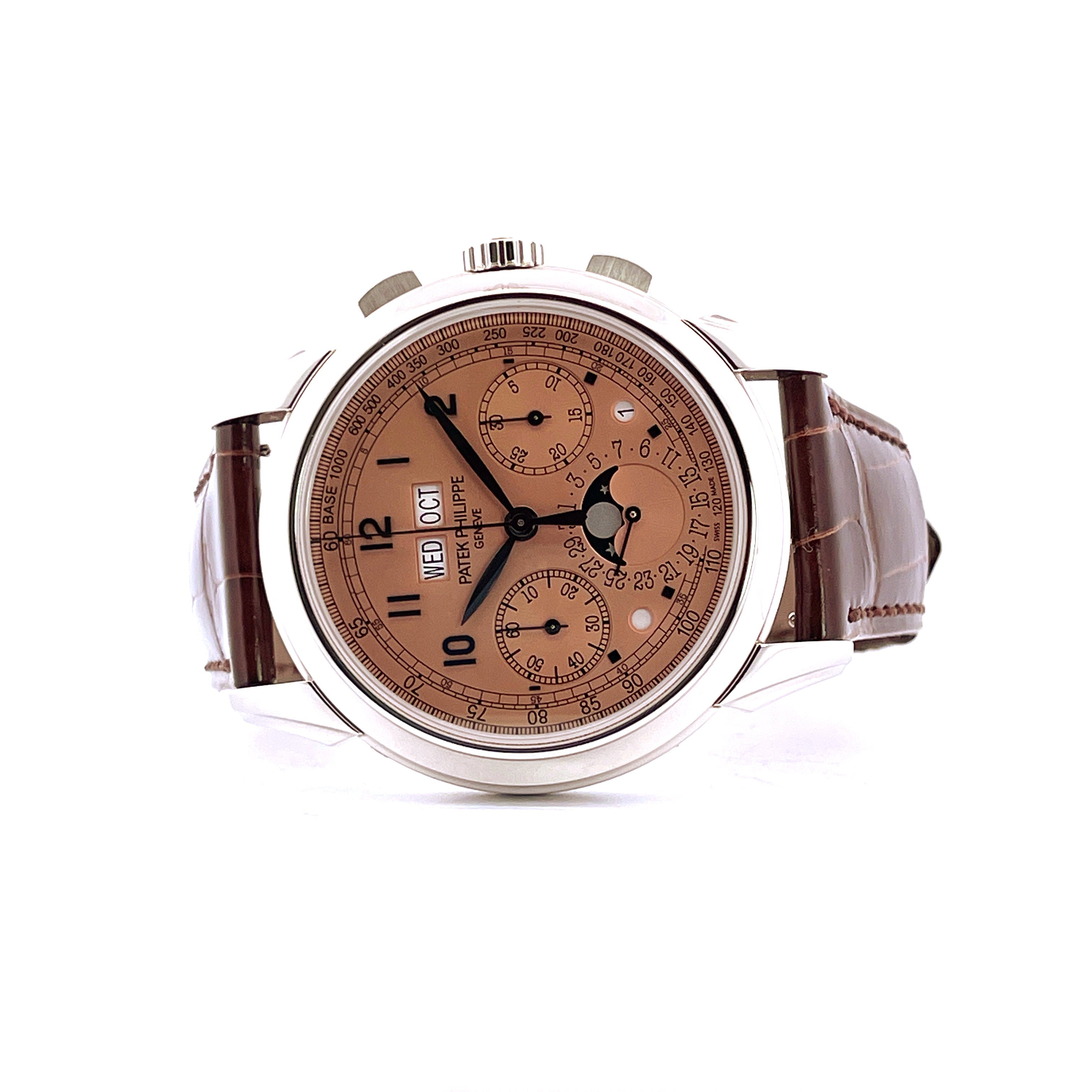 Patek Philippe Perpetual Calendar Chronograph 5270P-001 Platin Uhr mit braunem Lederarmband im Frontalansicht auf weißem H…