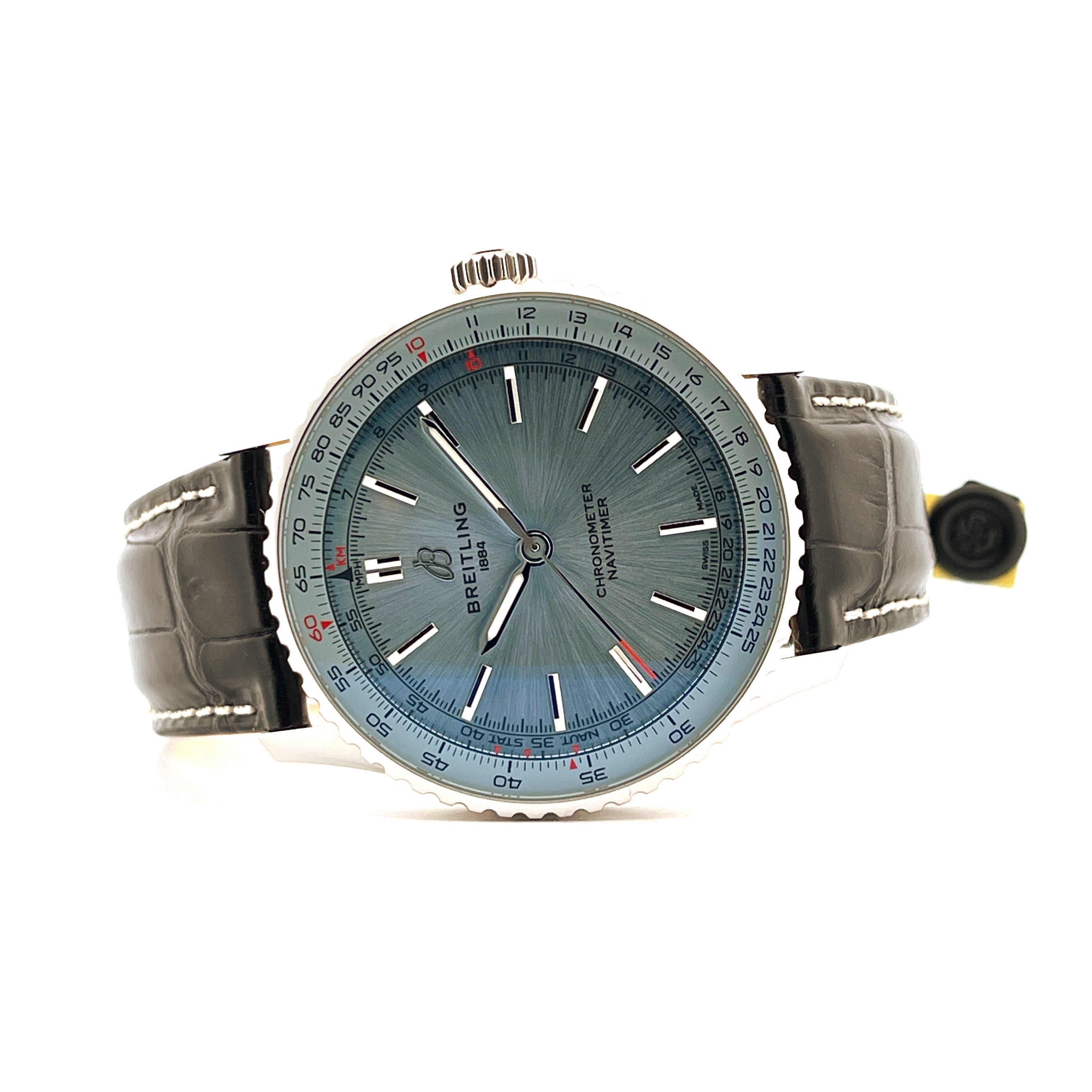 Breitling Navitimer Automatic 41 mit blauem Zifferblatt und Lederarmband im Studio fotografiert