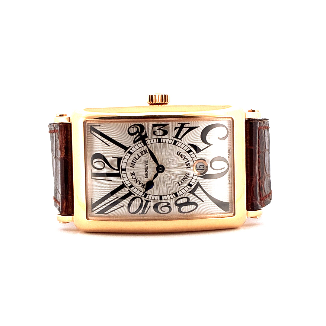 Franck Muller Long Island Roségold: Frontansicht einer rechteckigen Uhr mit braunem Lederarmband auf weißem Hintergrund