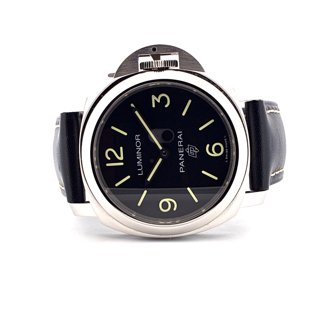 Frontansicht einer Panerai Luminor Base Logo mit schwarzem Zifferblatt und Lederarmband