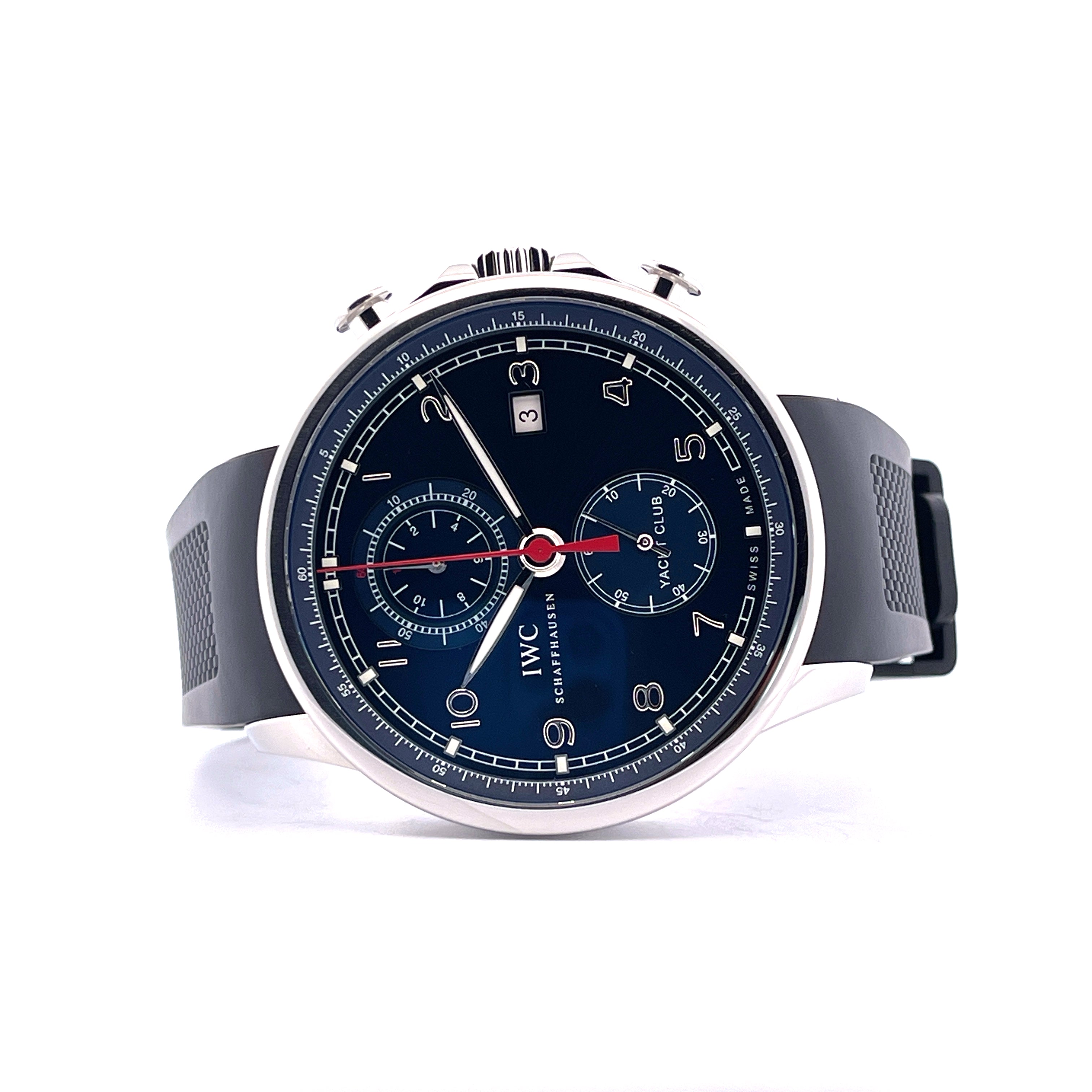 Frontansicht einer IWC Portugieser Yacht Club Chronograph Laureus Limited Edition Uhr mit blauem Zifferblatt und schwarzem Kautschukarmband