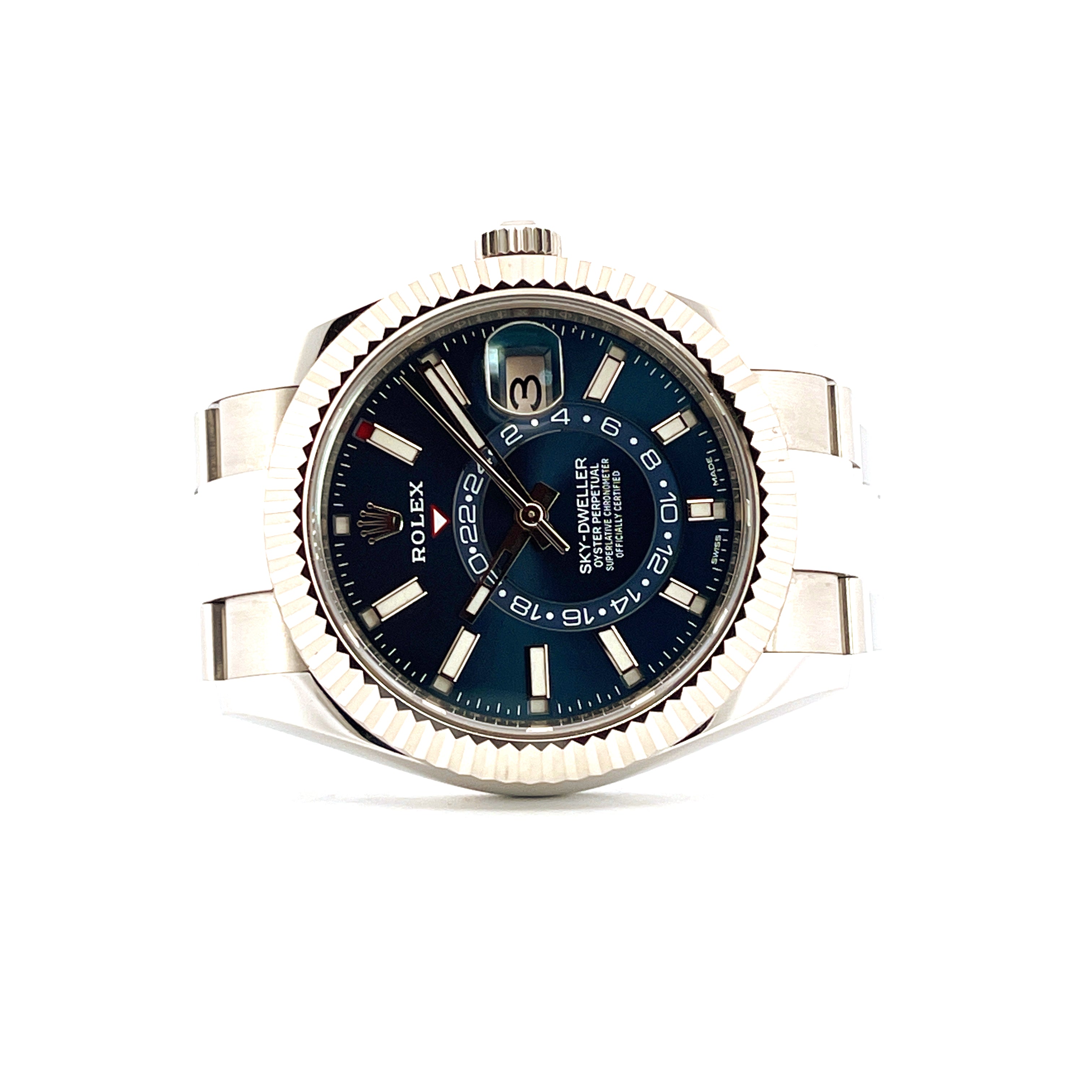 Rolex Sky-Dweller 42 mm Stahl und Weißgold mit blauem Zifferblatt auf weißem Hintergrund