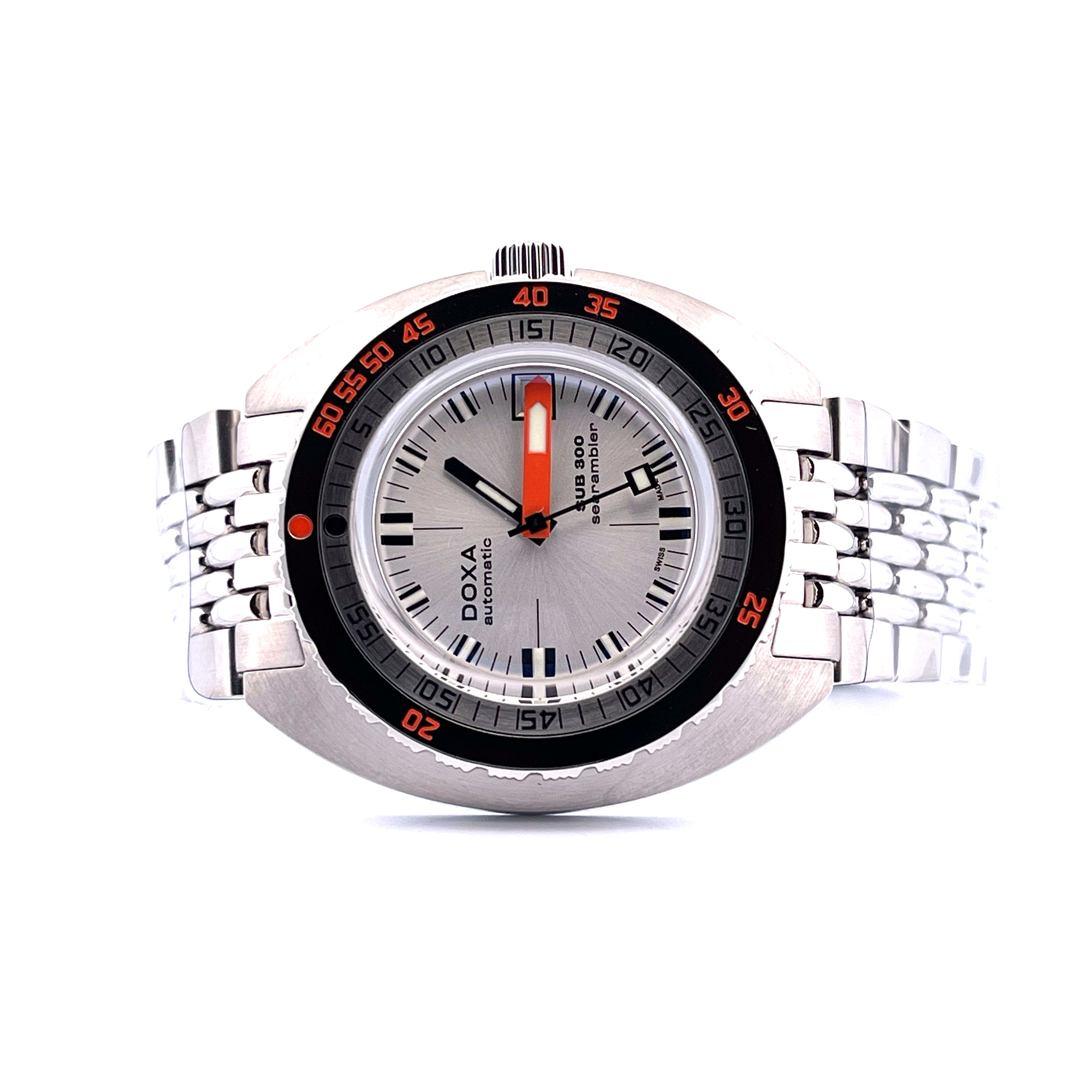 Doxa Sub 300 Searambler Automatik mit silbernem Zifferblatt und Stahlarmband in Frontalansicht