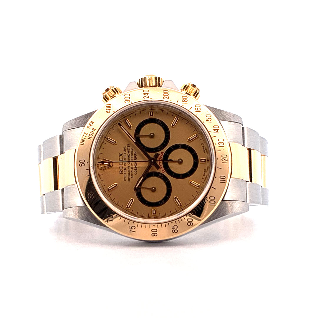Rolex Daytona Bicolor (1991) mit goldenem Zifferblatt und Zweitonarmband in Frontalansicht auf weißem Hintergrund