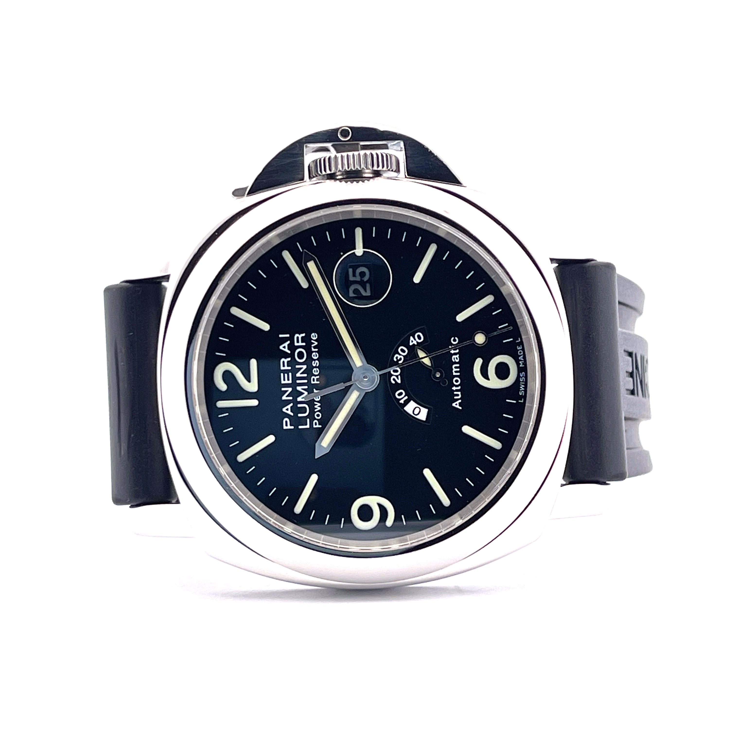 Frontansicht einer Panerai Luminor Power Reserve 44mm mit schwarzem Zifferblatt und Kautschukarmband