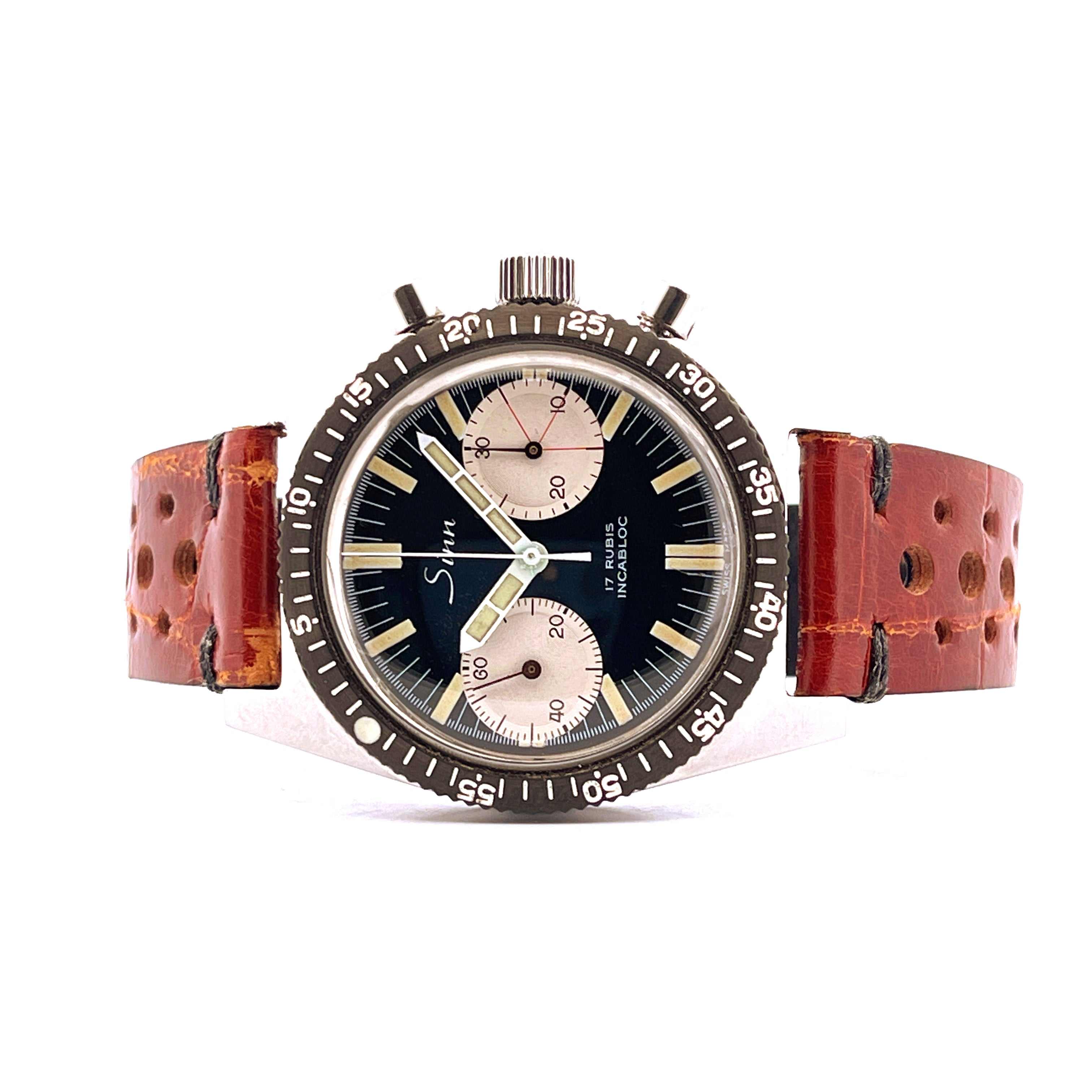 Sinn Vintage Chronograph 102A Frontansicht mit dunkelblauem Zifferblatt und rotem Lederarmband auf weißem Hintergrund
