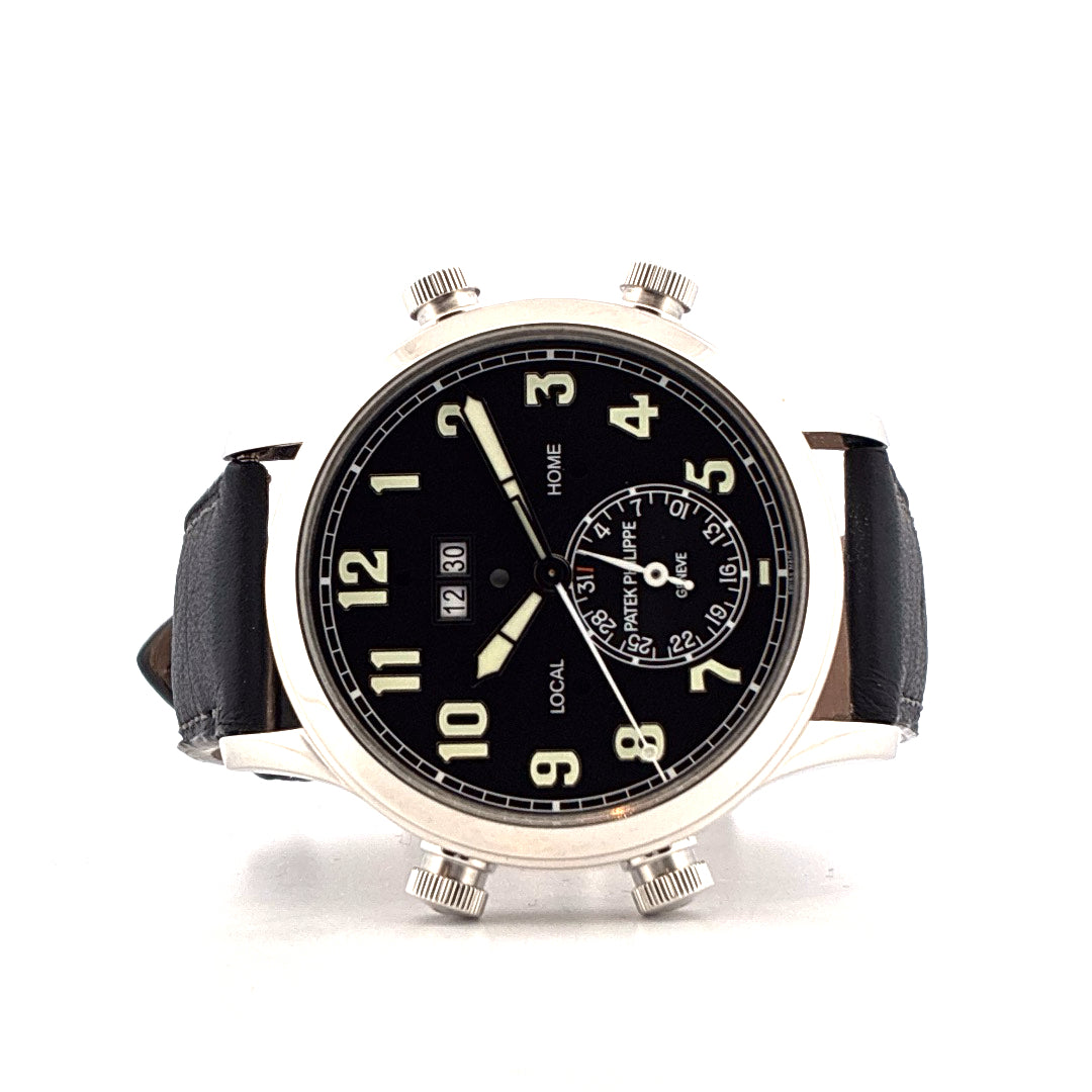 Patek Philippe Grandes Complications Alarm Travel, Frontansicht einer silberfarbenen Uhr mit schwarzem Zifferblatt, Lederband