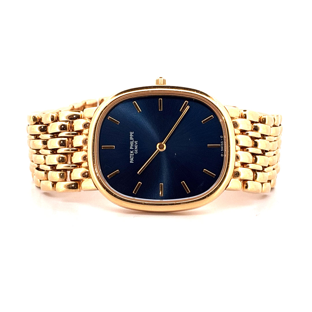 Patek Philippe Ellipse d'Or Gelbgold mit blauem Sonnenschliffzifferblatt und 18 Karat Gelbgoldarmband auf weissem Hintergrund
