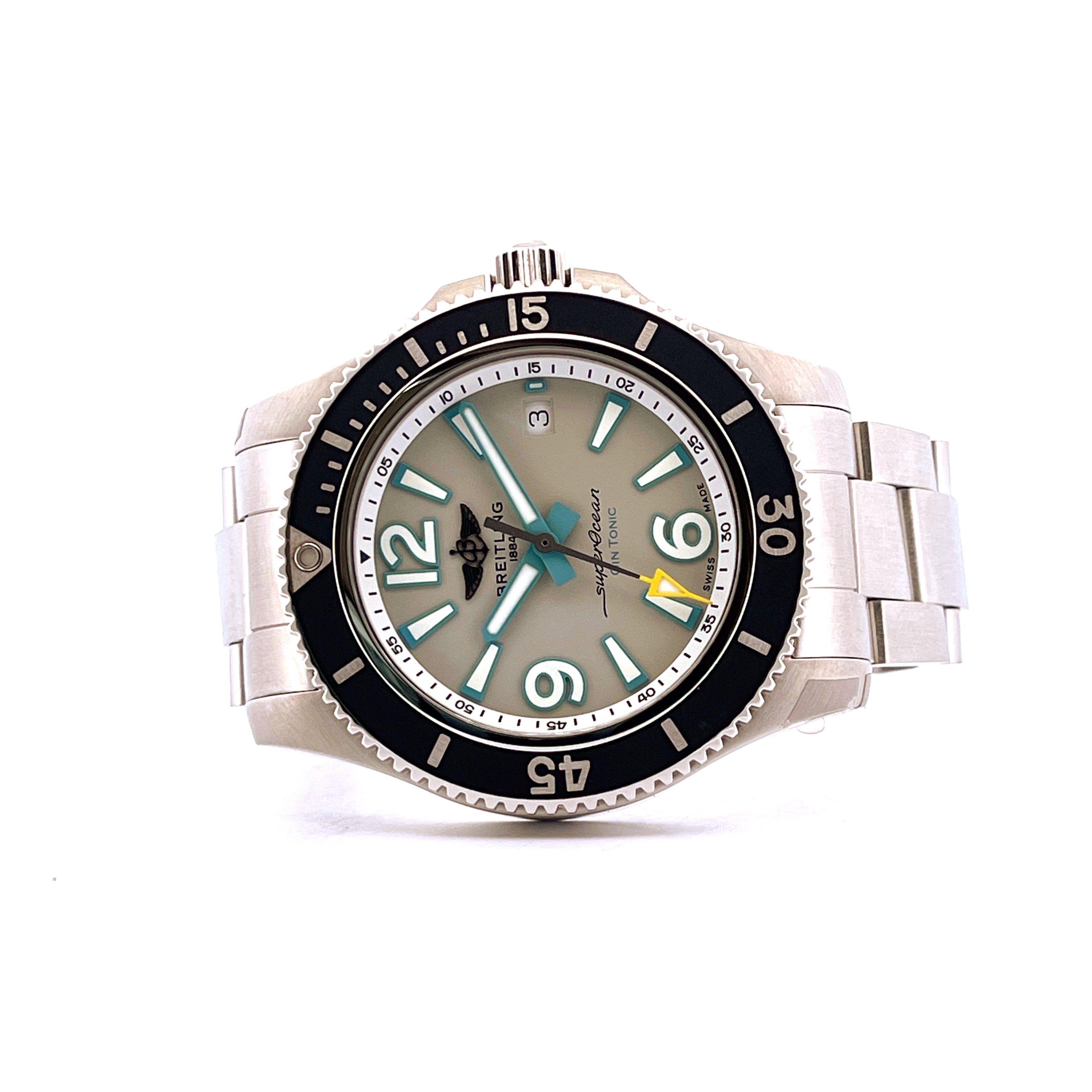 Breitling Superocean 42 Gin&Tonic auf weißem Hintergrund mit Blick auf das Zifferblatt und das Stahlarmband