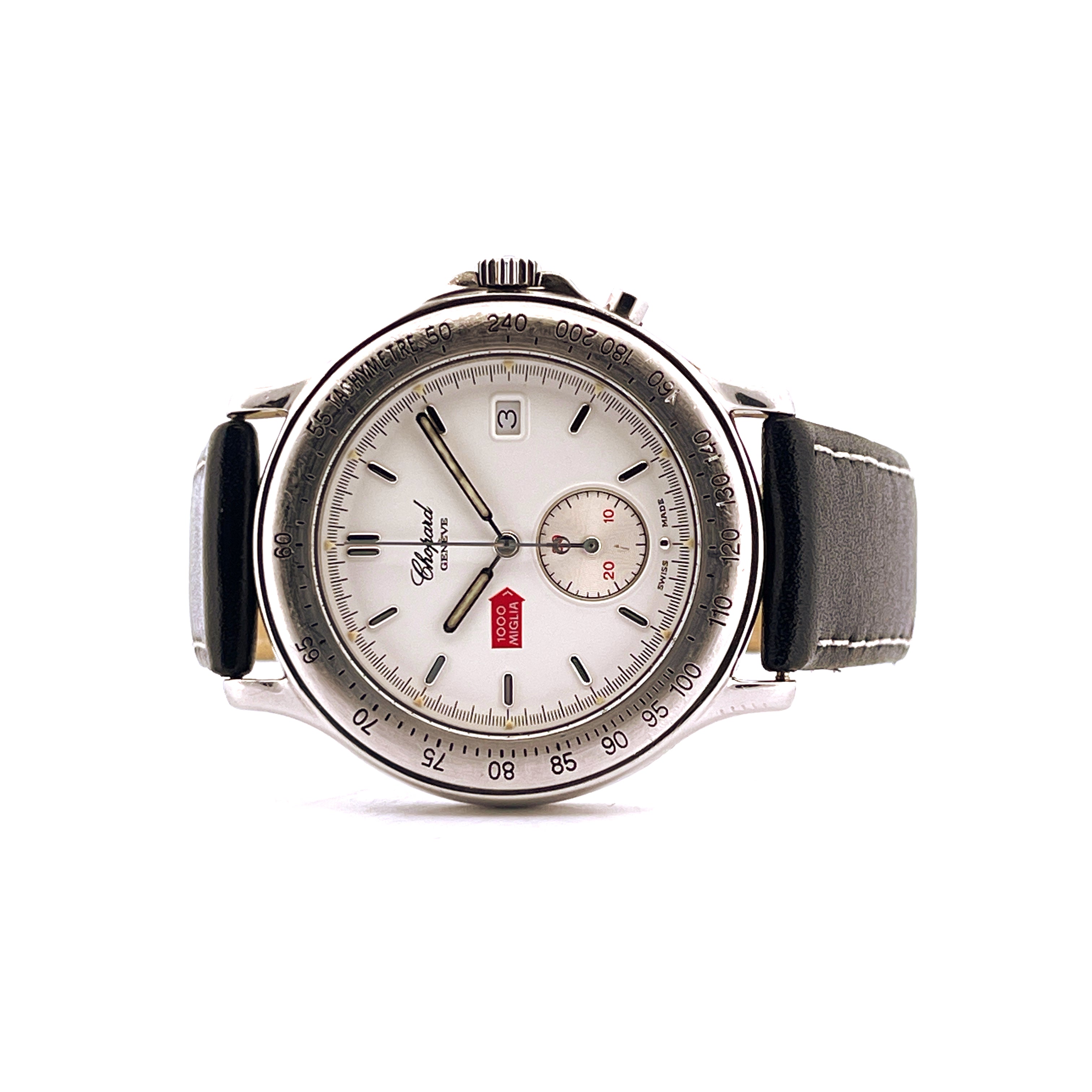 Chopard Mille Miglia Monopusher Herrenuhr im Frontalansicht mit weißem Zifferblatt und schwarzem Lederarmband