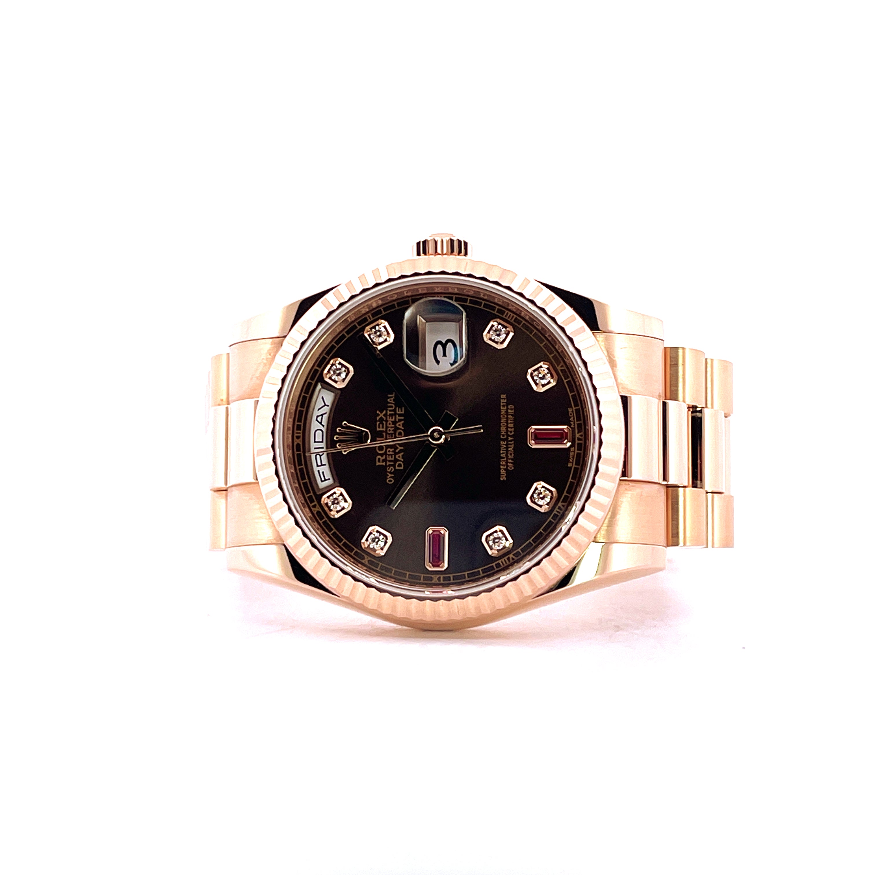 Rolex Day-Date 36 in Roségold mit Schokoladen-Zifferblatt, Diamanten und Rubinen auf weißem Hintergrund