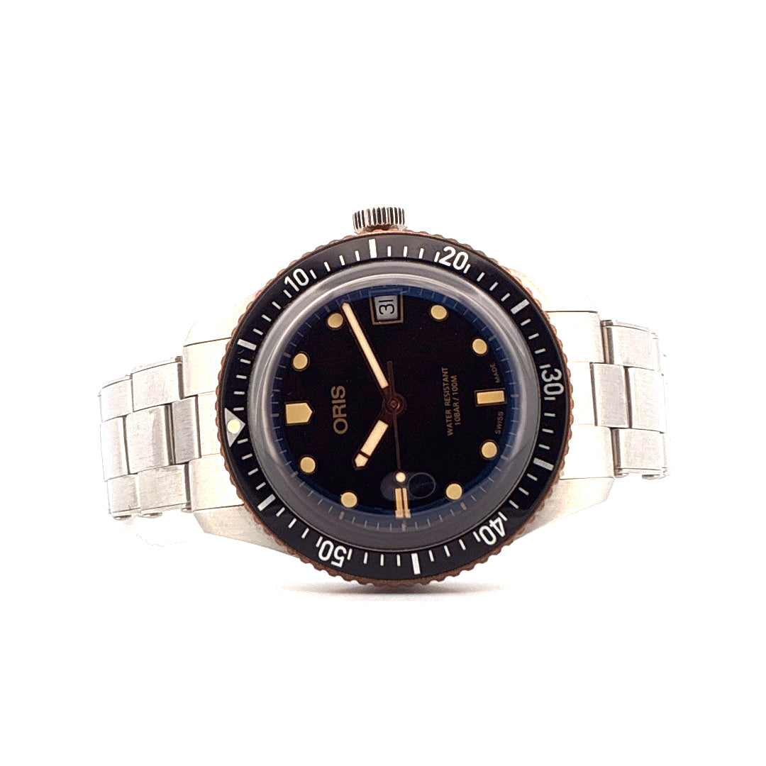 Oris Divers Sixty Five Automatik mit Edelstahlgehäuse und blauem Zifferblatt auf weißem Hintergrund