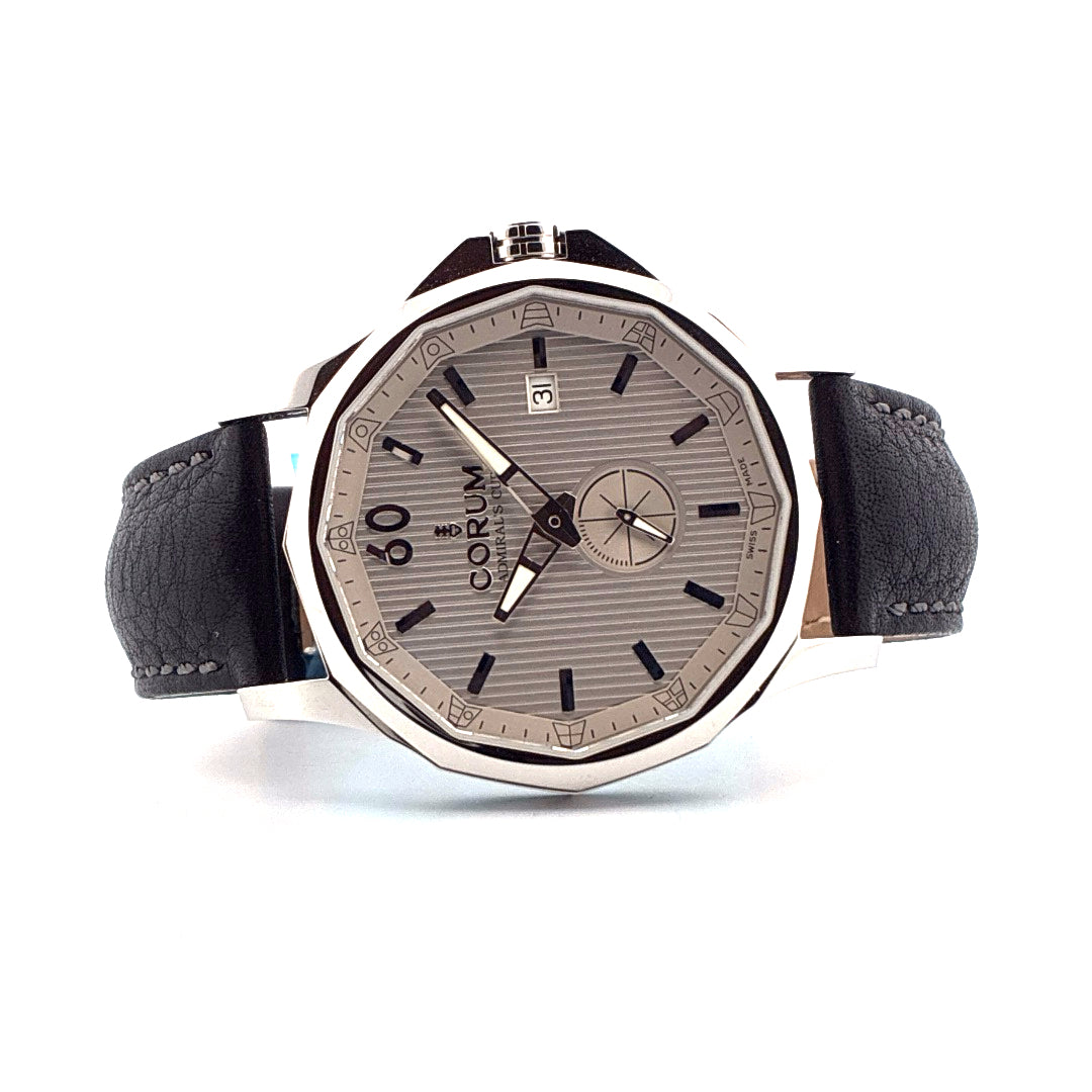 Corum Admiral's Cup Legend 42mm silbernes Zifferblatt mit Datum und schwarzem Lederarmband