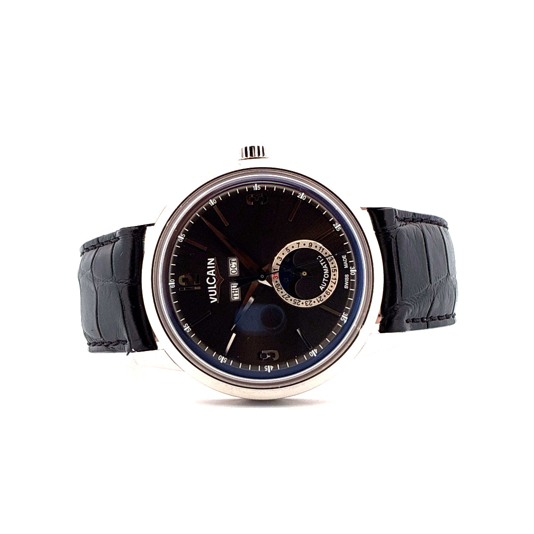 Vulcain 50s Presidents Moonphase neu mit schwarzem Zifferblatt und Lederarmband vor weißem Hintergrund