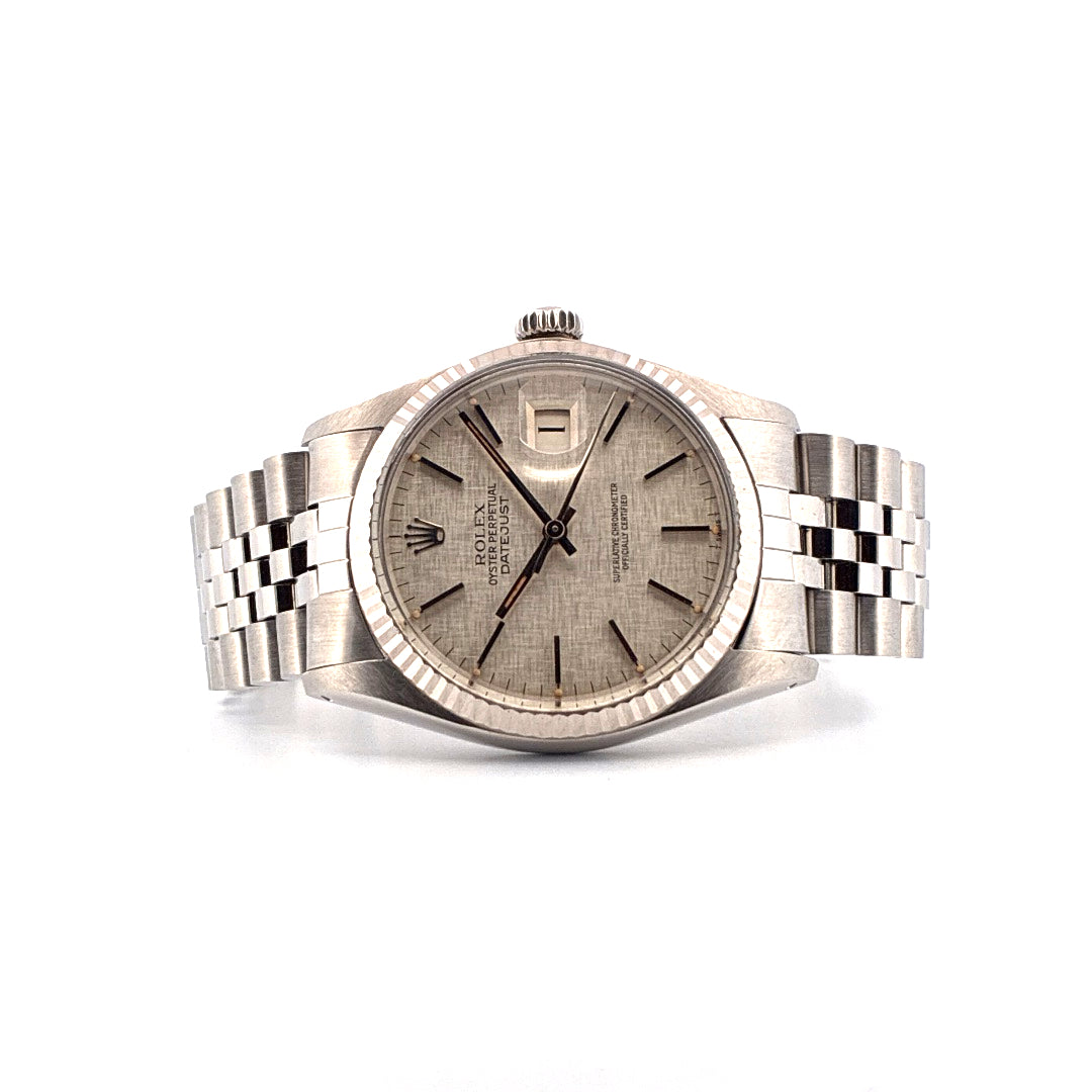Rolex Datejust 36mm, Stahl, silbernes Zifferblatt mit Strichindizes, Jubile-Band, Vorderansicht auf weissem Hintergrund