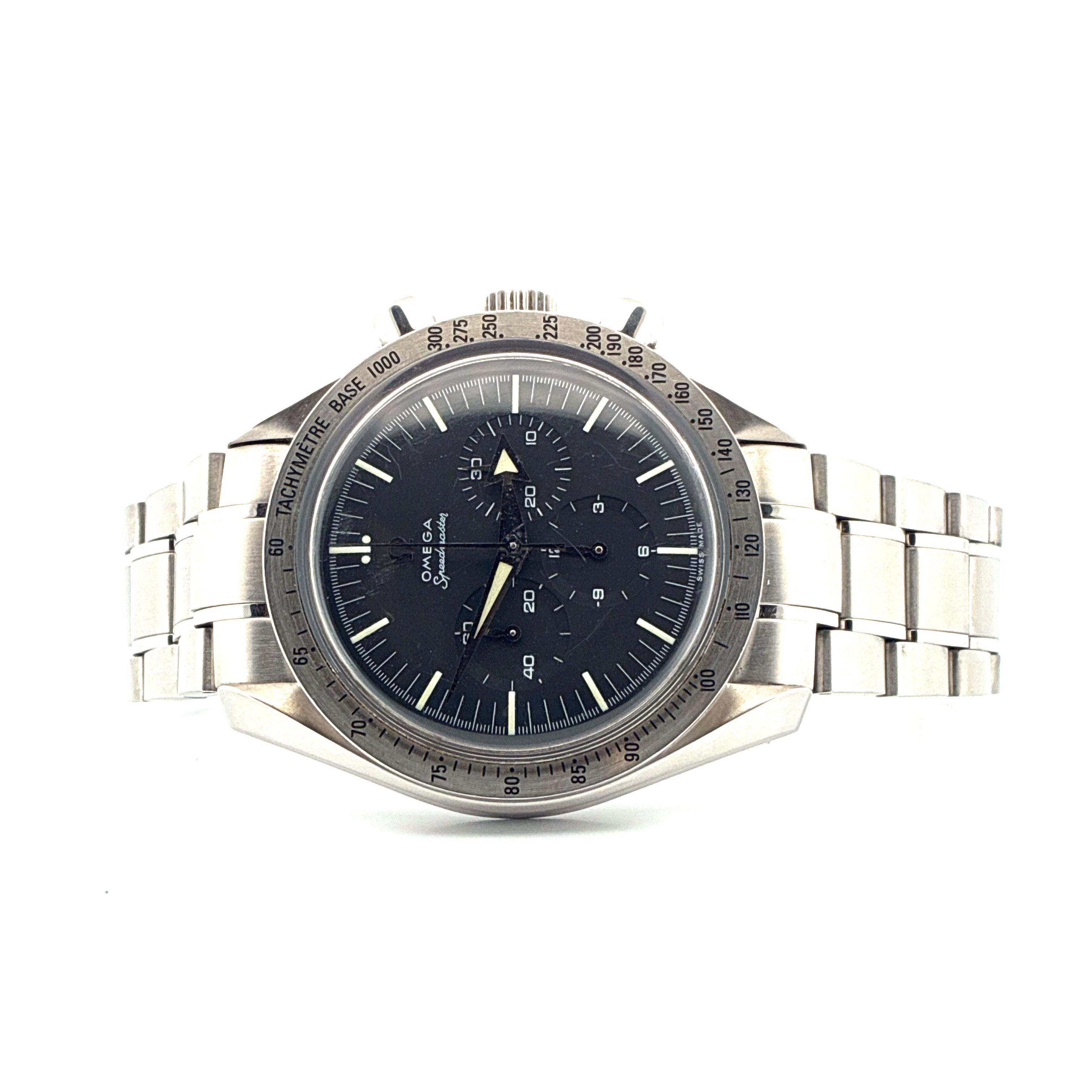 Frontansicht einer Omega Speedmaster Broad Arrow Automatik-Uhr aus Stahl mit schwarzem Zifferblatt und silbernem Armband