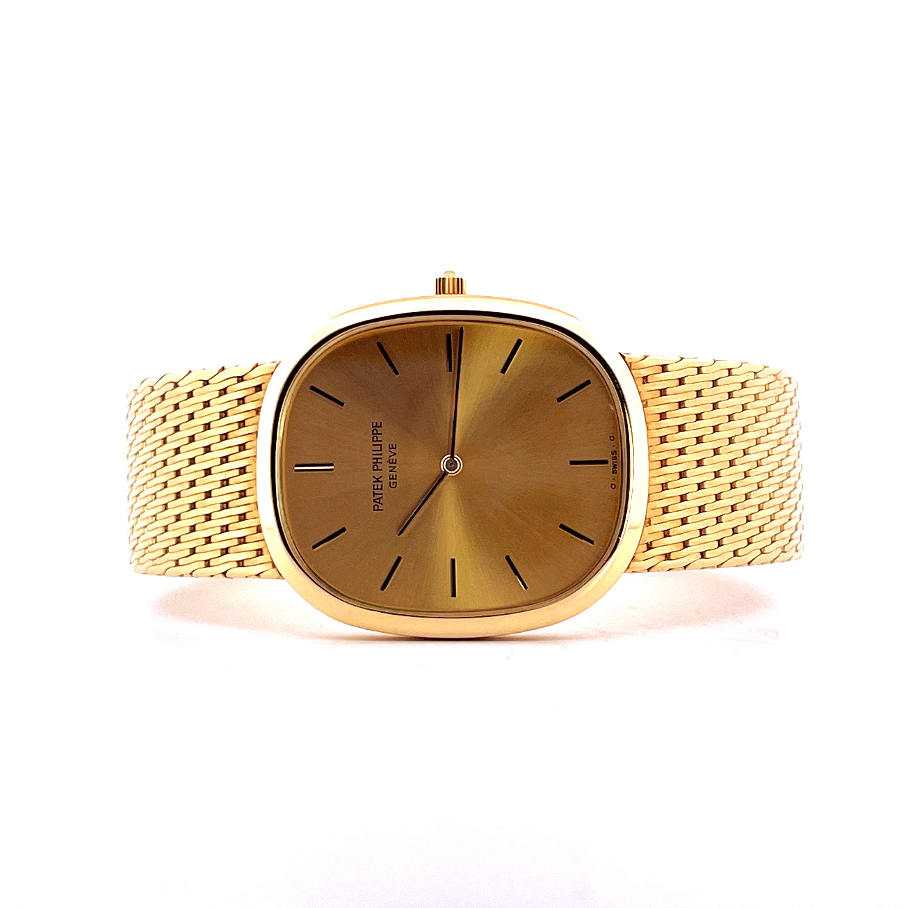 Patek Philippe Ellipse Gelbgold Herrenuhr mit Goldarmband Frontansicht auf weißem Hintergrund